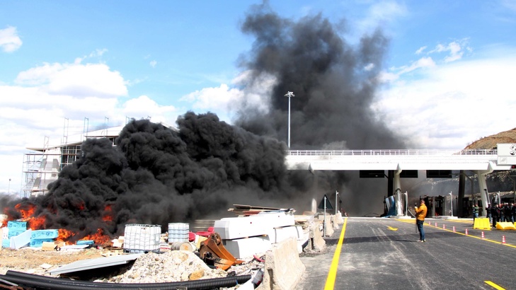 Протестиращи унищожиха първата бутка за магистрални такси след тунела Калимаш
