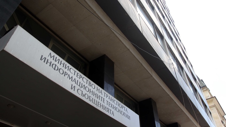 Граждани нахлуха в сградата на транспортното министерство, за да направят граждански арест на зам.-министър Ангел Попов
