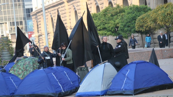 Майките се преместиха пред вратите на Министерски съветПротестите на майките