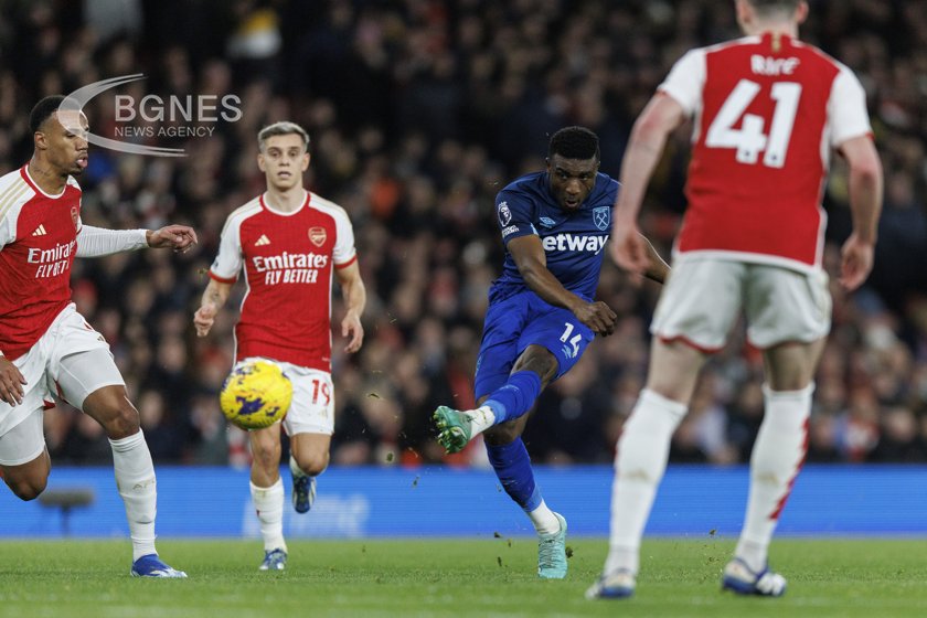 West Ham punished Arsenal at the Emirates to leave Liverpool on top