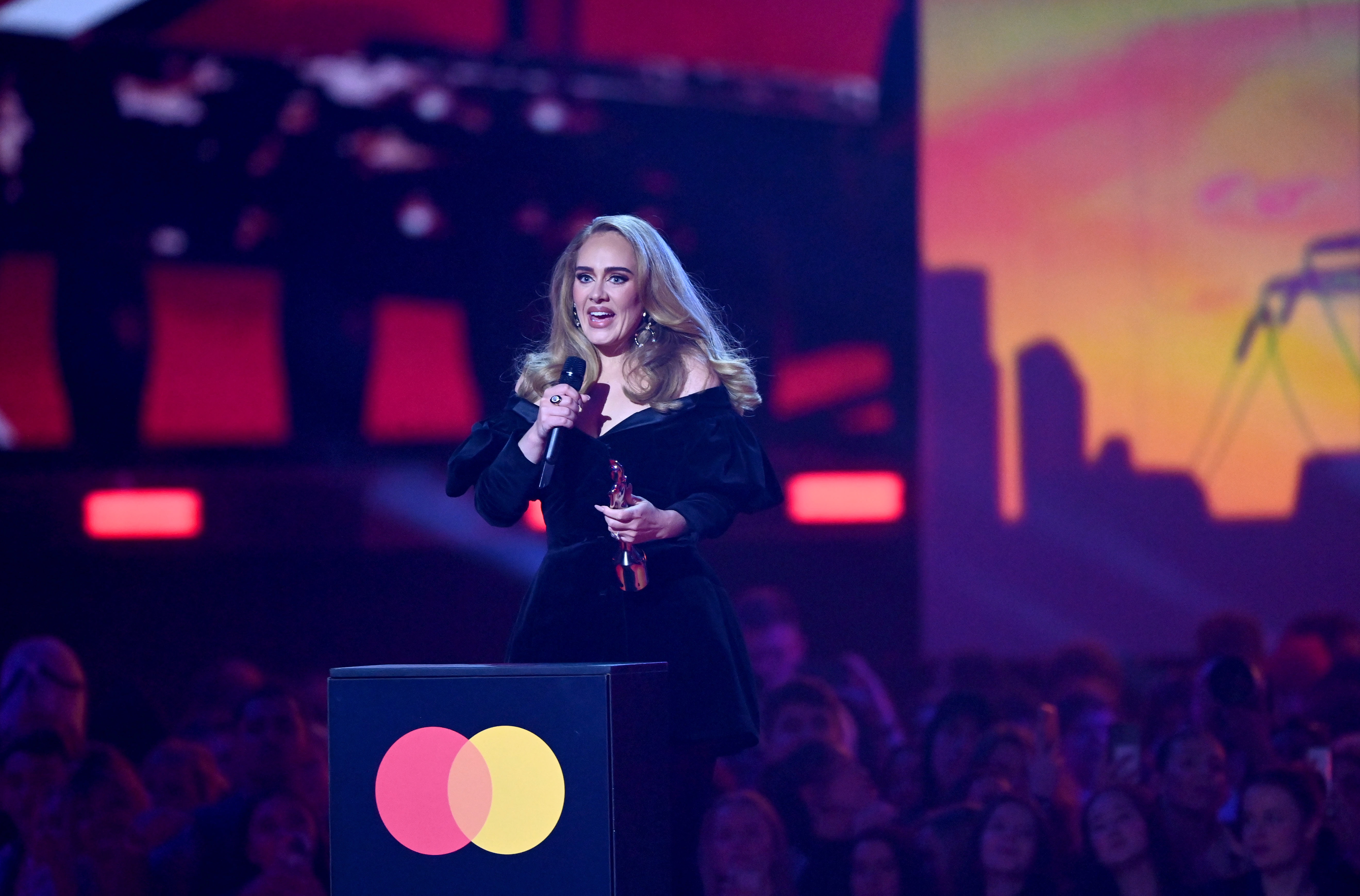 Adele rides the subway for the first time in nearly 20 years