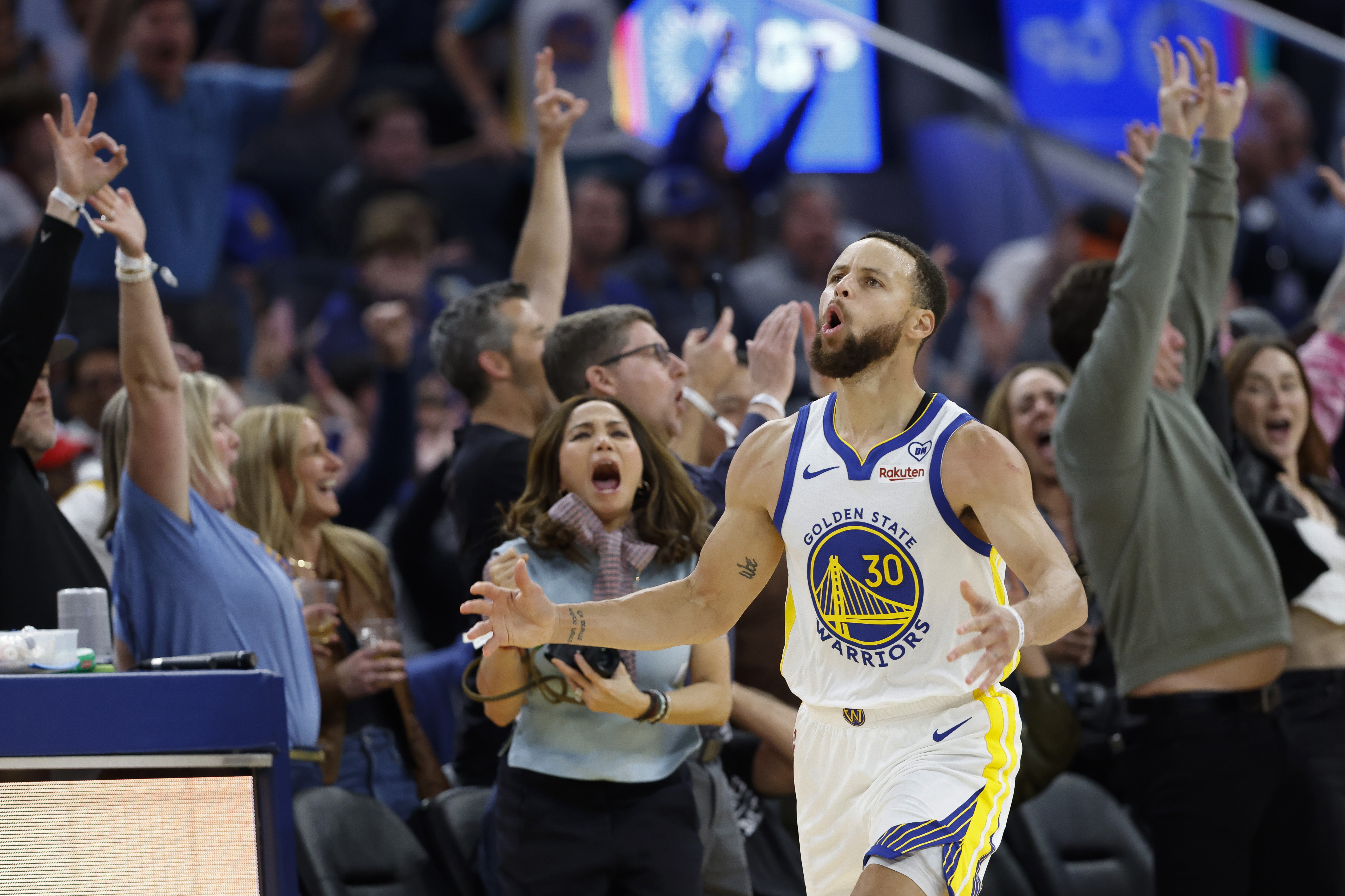 Curry leads Golden State back to winning ways with 37 points against Philadelphia