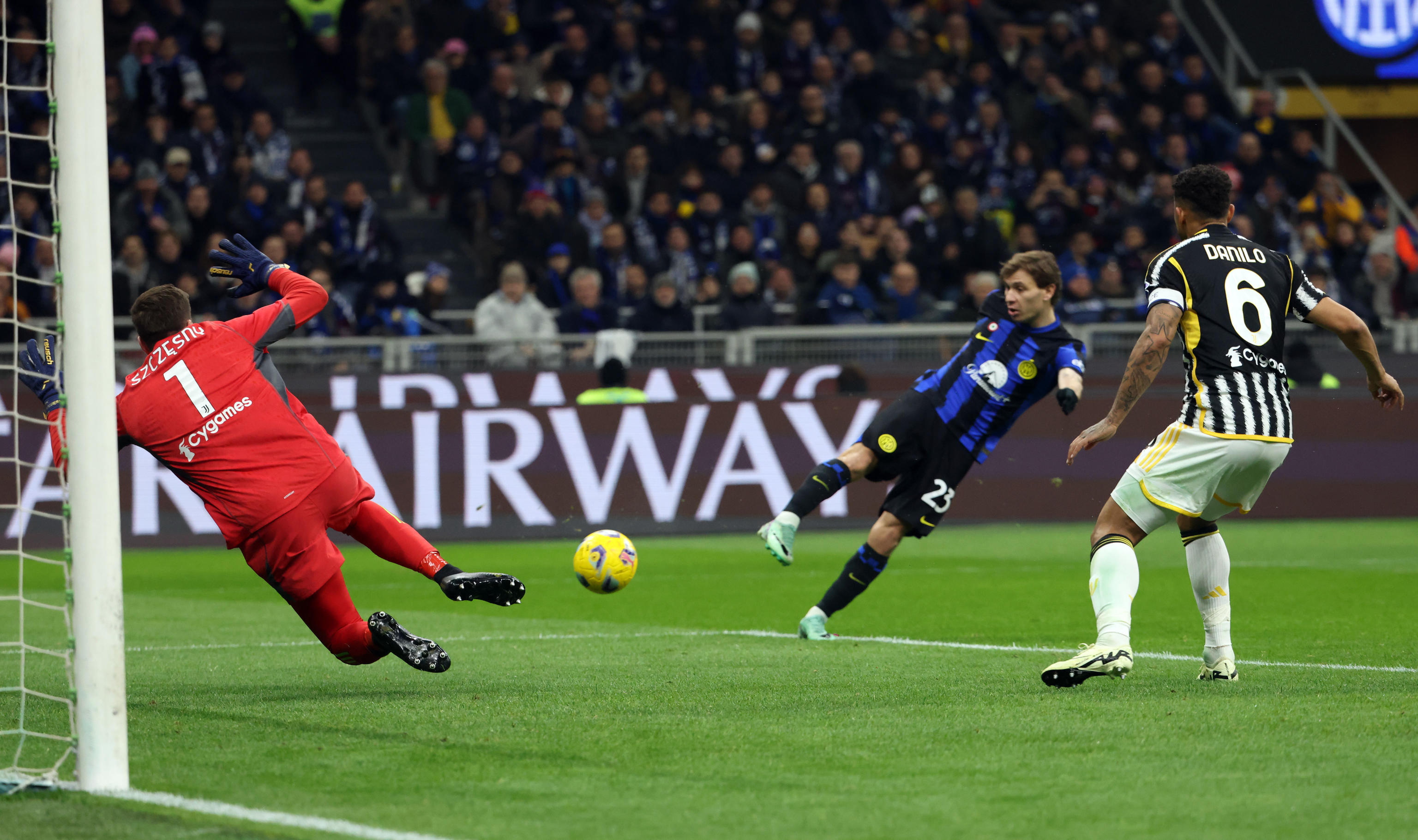 Inter beats Juventus to take a four-point lead in the title race