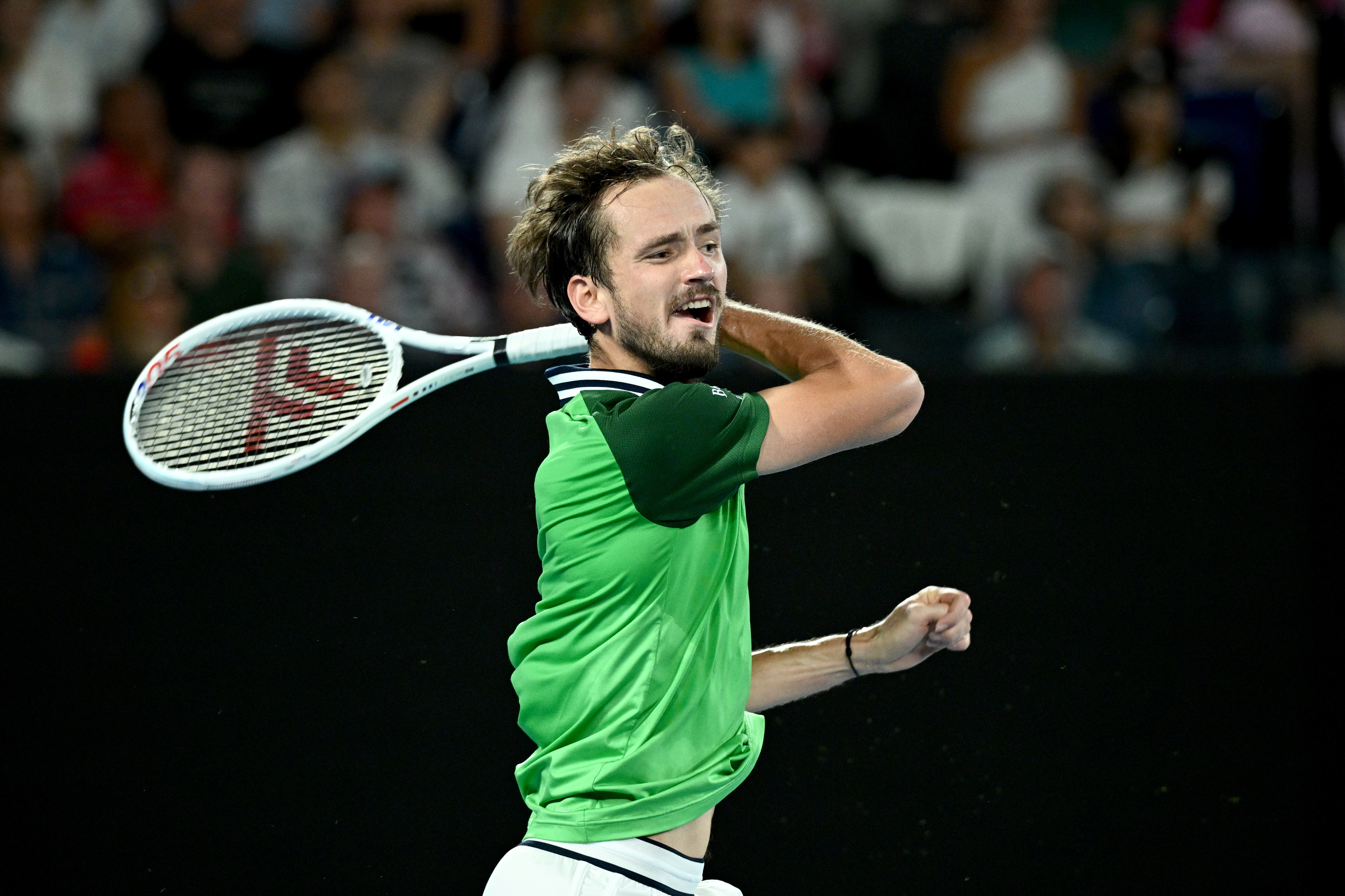 Medvedev begins successfully his title defence in Dubai