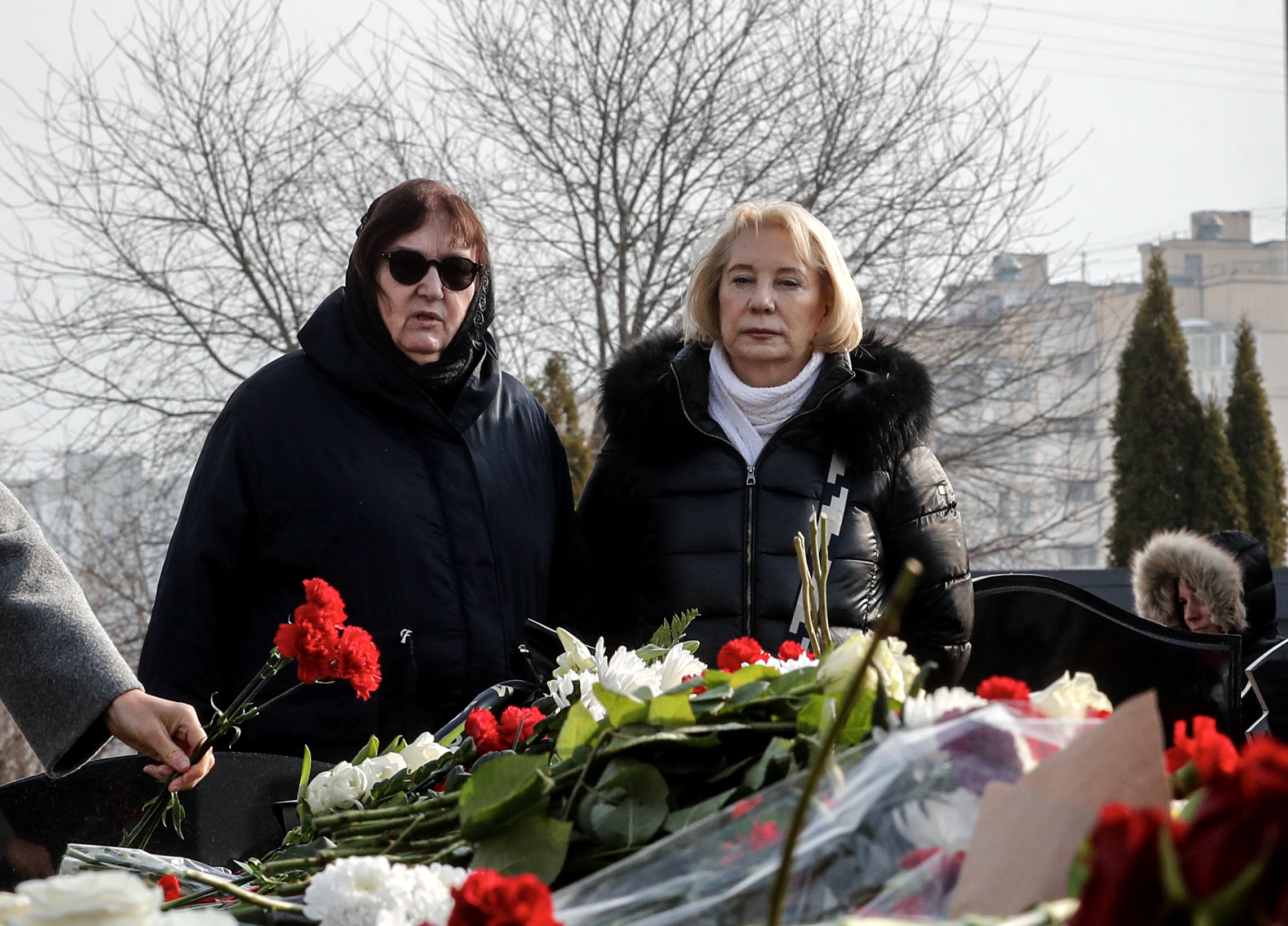 Navalny's mother went to his grave after the funeral