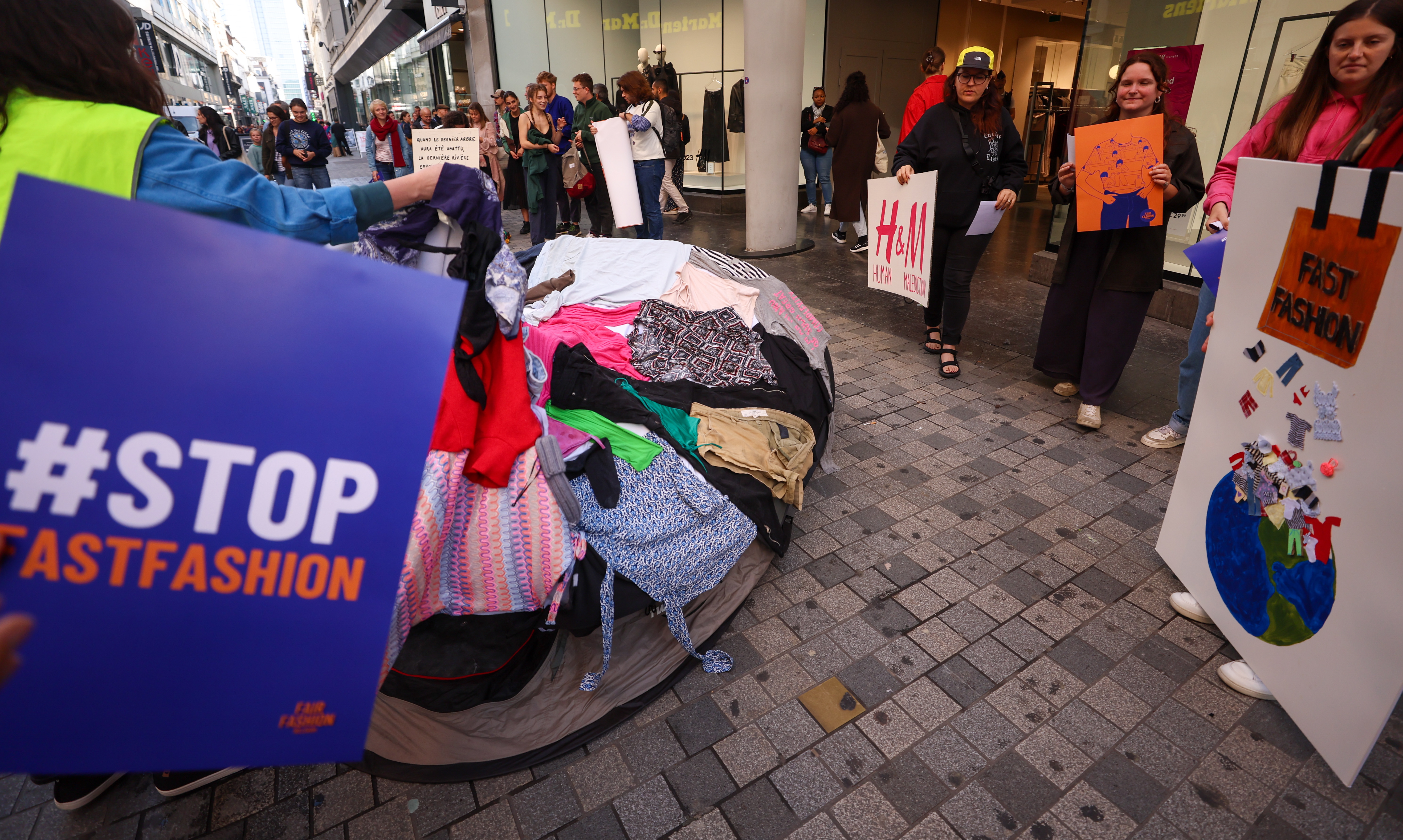 EU clamps down on "fast fashion" and food waste