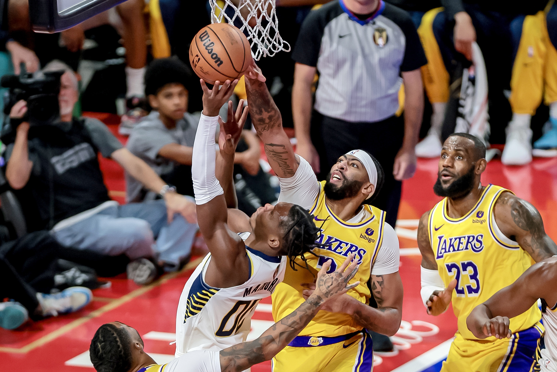 Lakers held off Pacers in a spectacular showdown