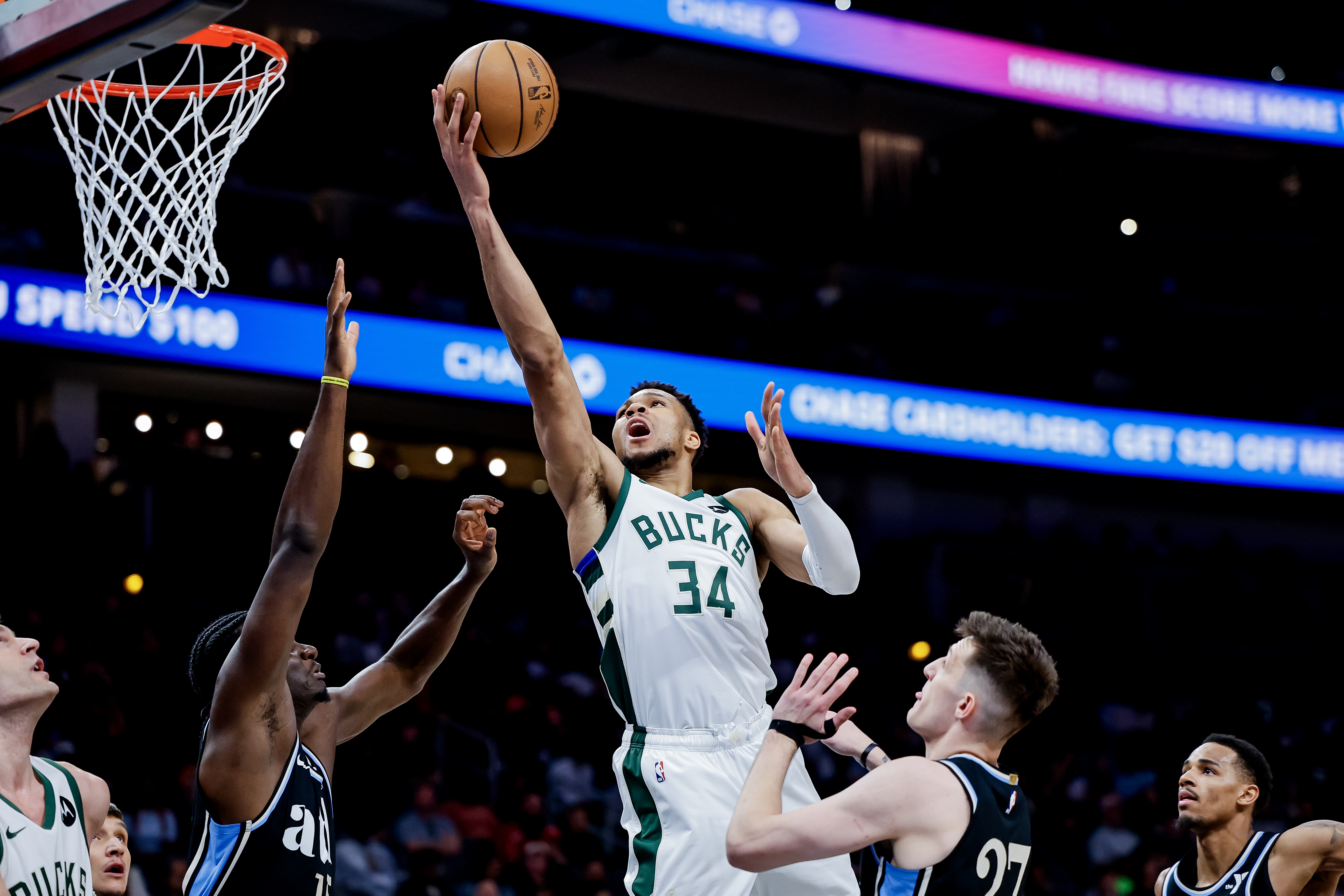 Milwaukee snaps Atlanta's four-game winning streak