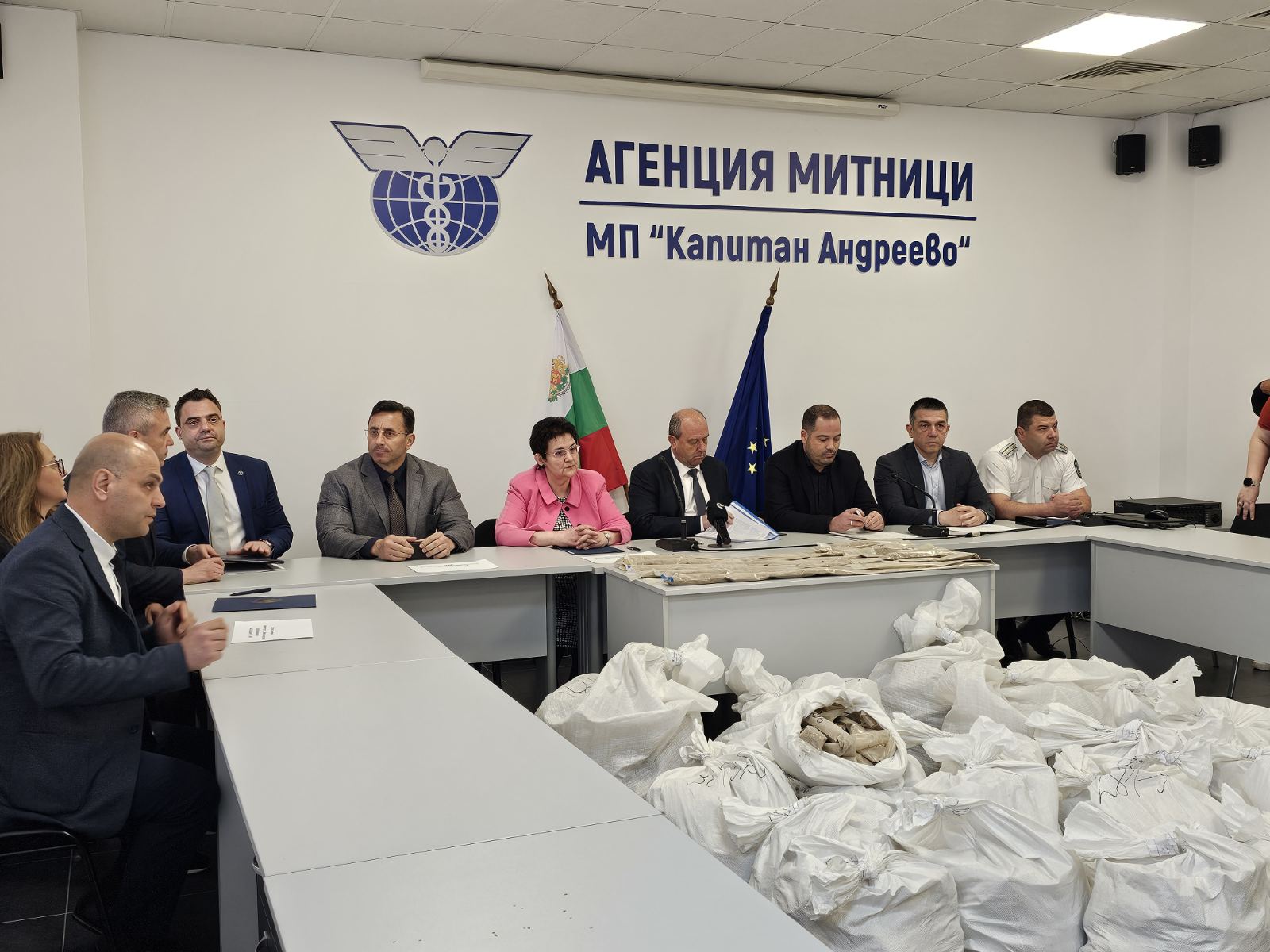 6 kg of cocaine for 1.5 million BGN and 402 kg heroin worth 16 million BGN seized at Bulgaria's border crossings for 2 days