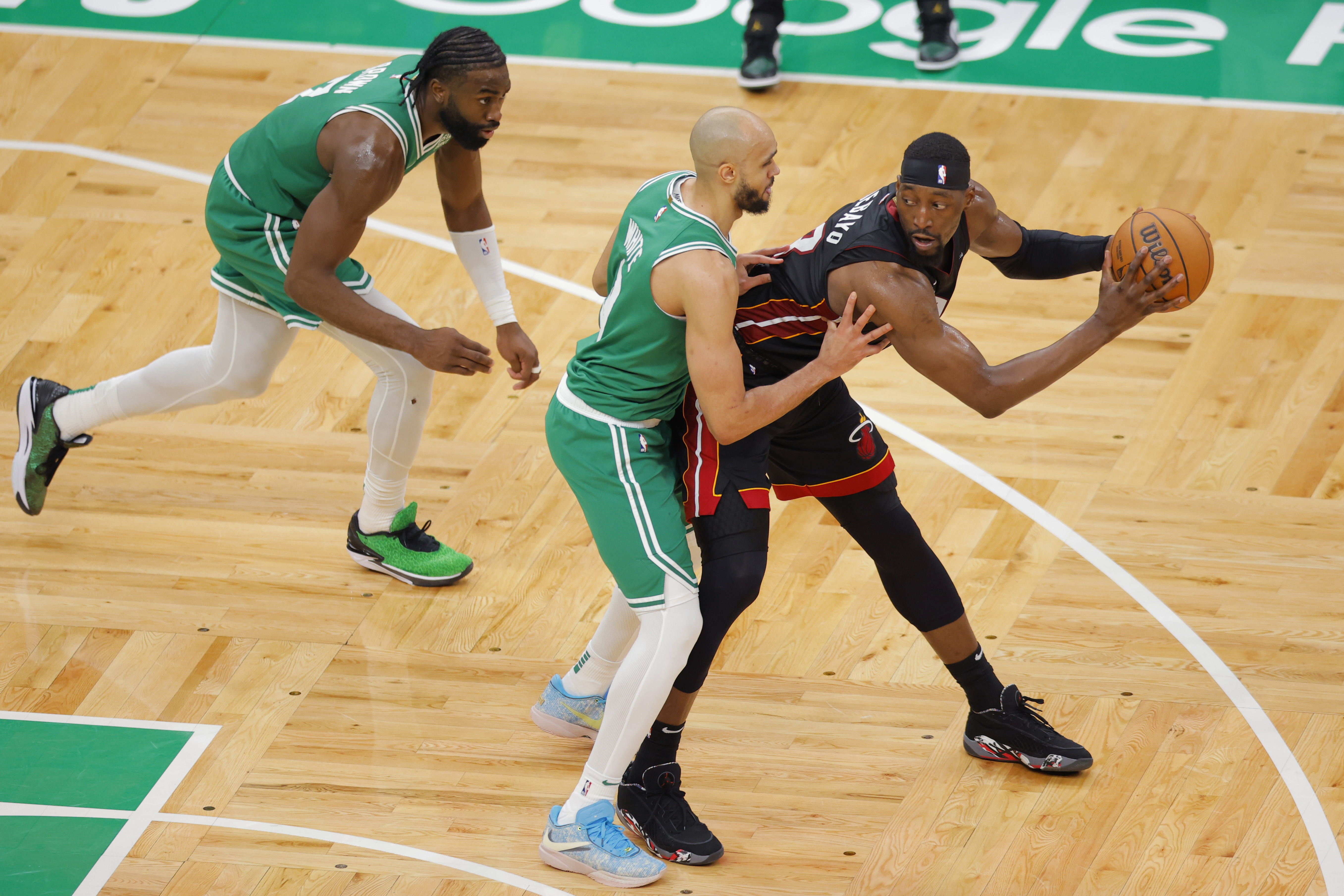 Miami buries 23 3s to even series with Boston