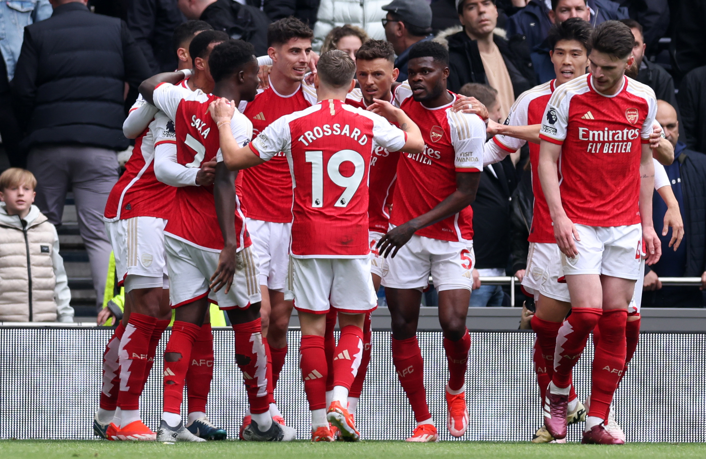 Clinical Arsenal beat Tottenham and continue title chase with Manchester City