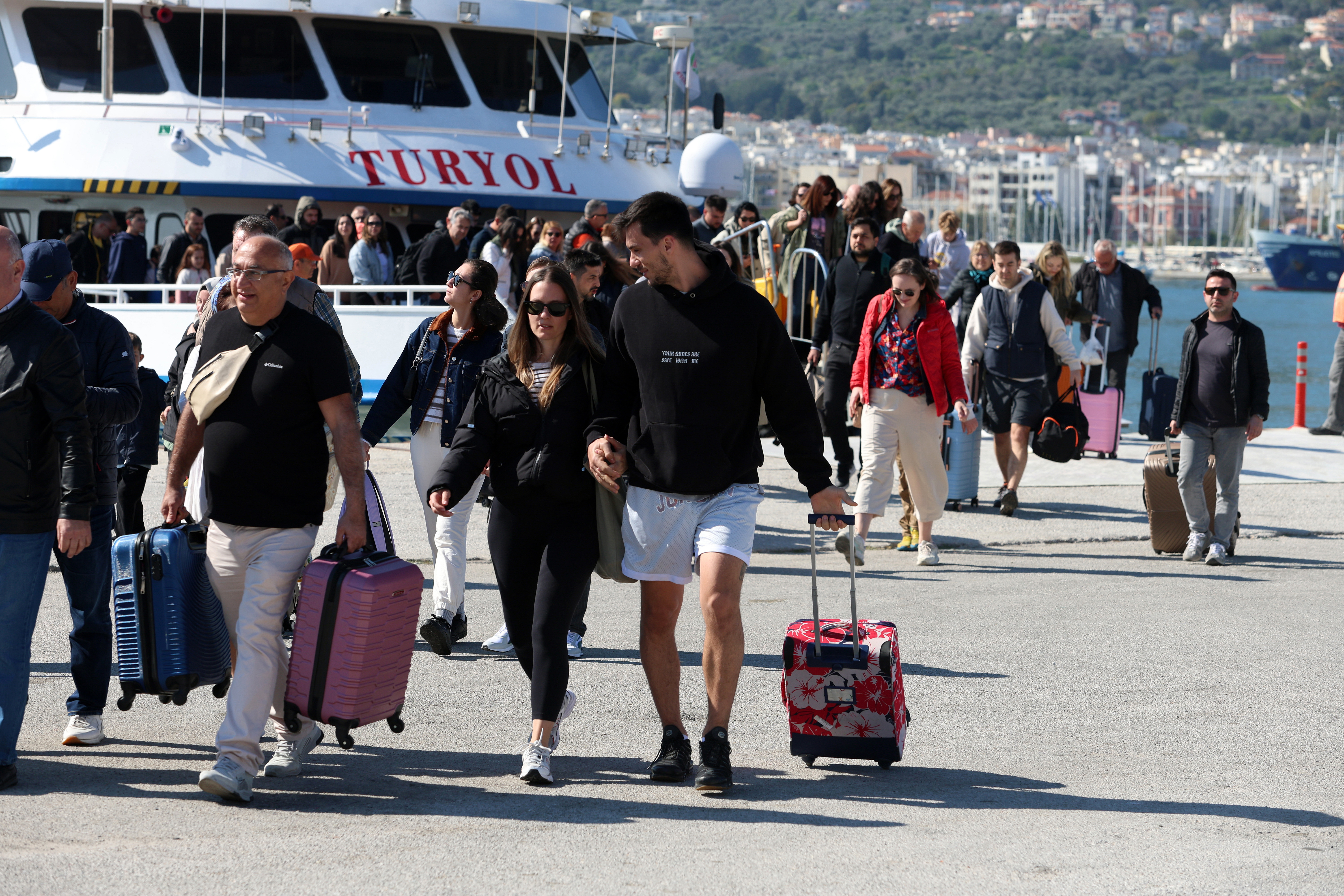 Greece registers record tourism revenue despite forest fires