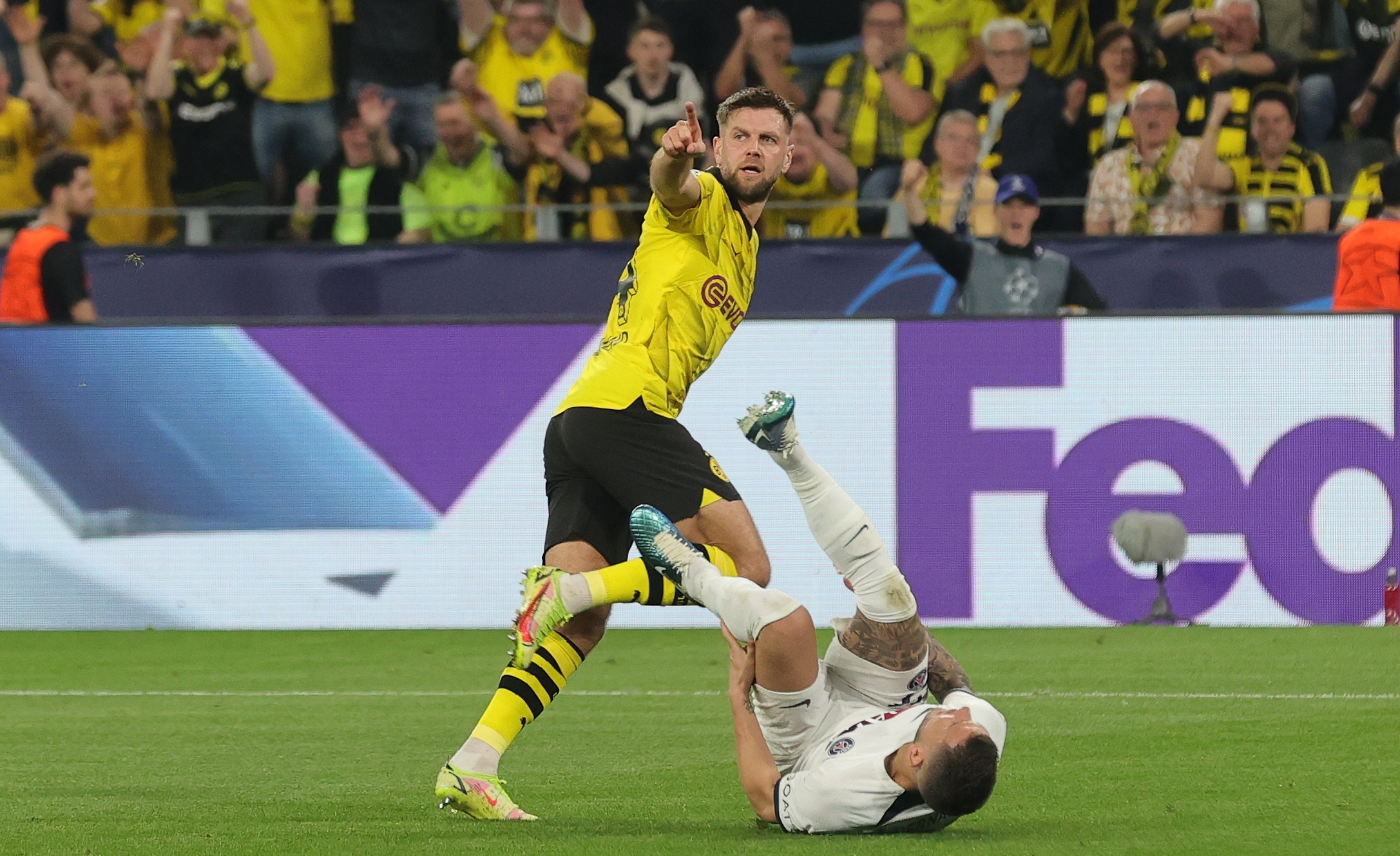 Dortmund take lead ahead of second leg in Paris