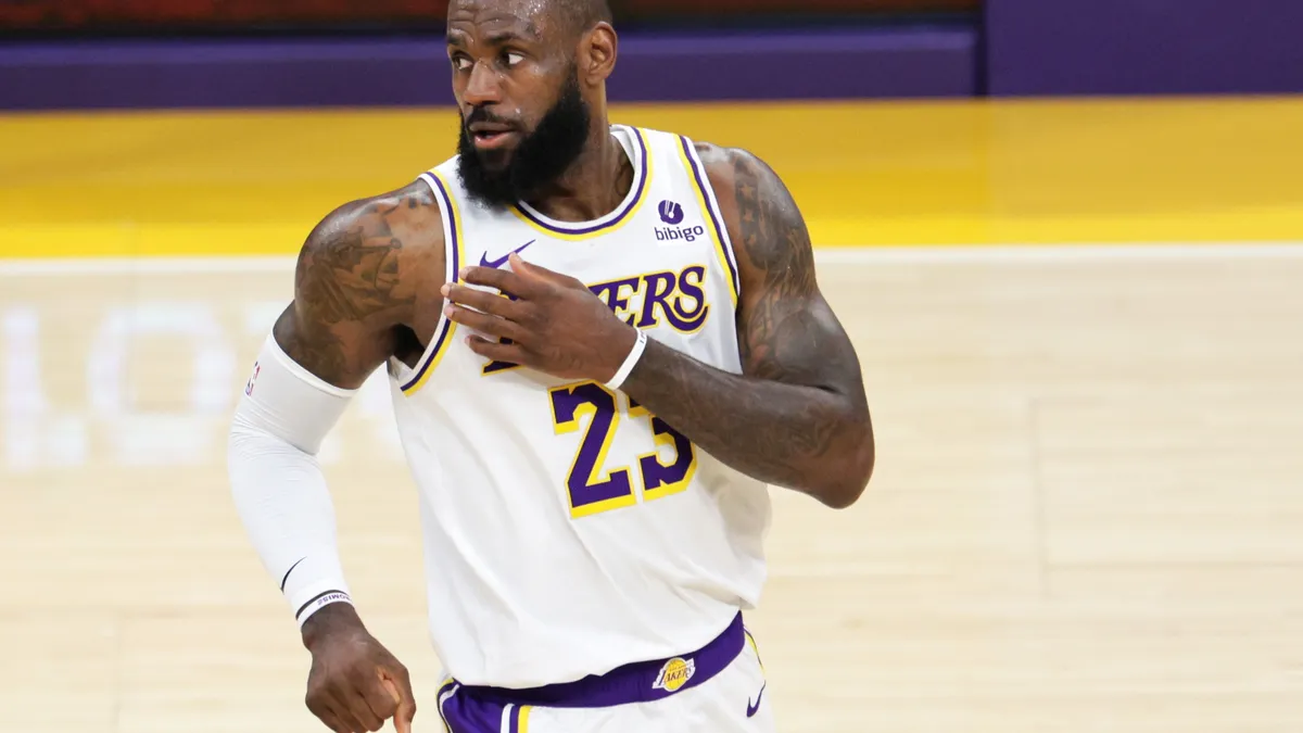 39-year-old LeBron signed a contract for more than 100 million dollars with the Lakers