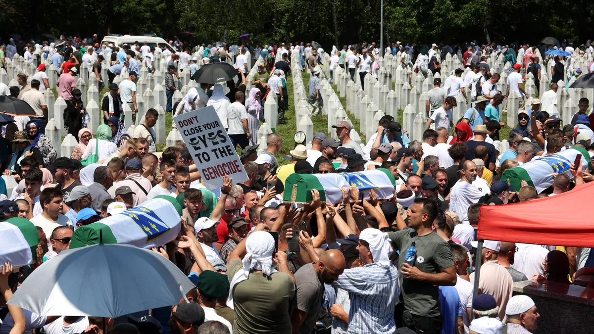 Thousands honored the victims of the Serbian genocide in Srebrenica