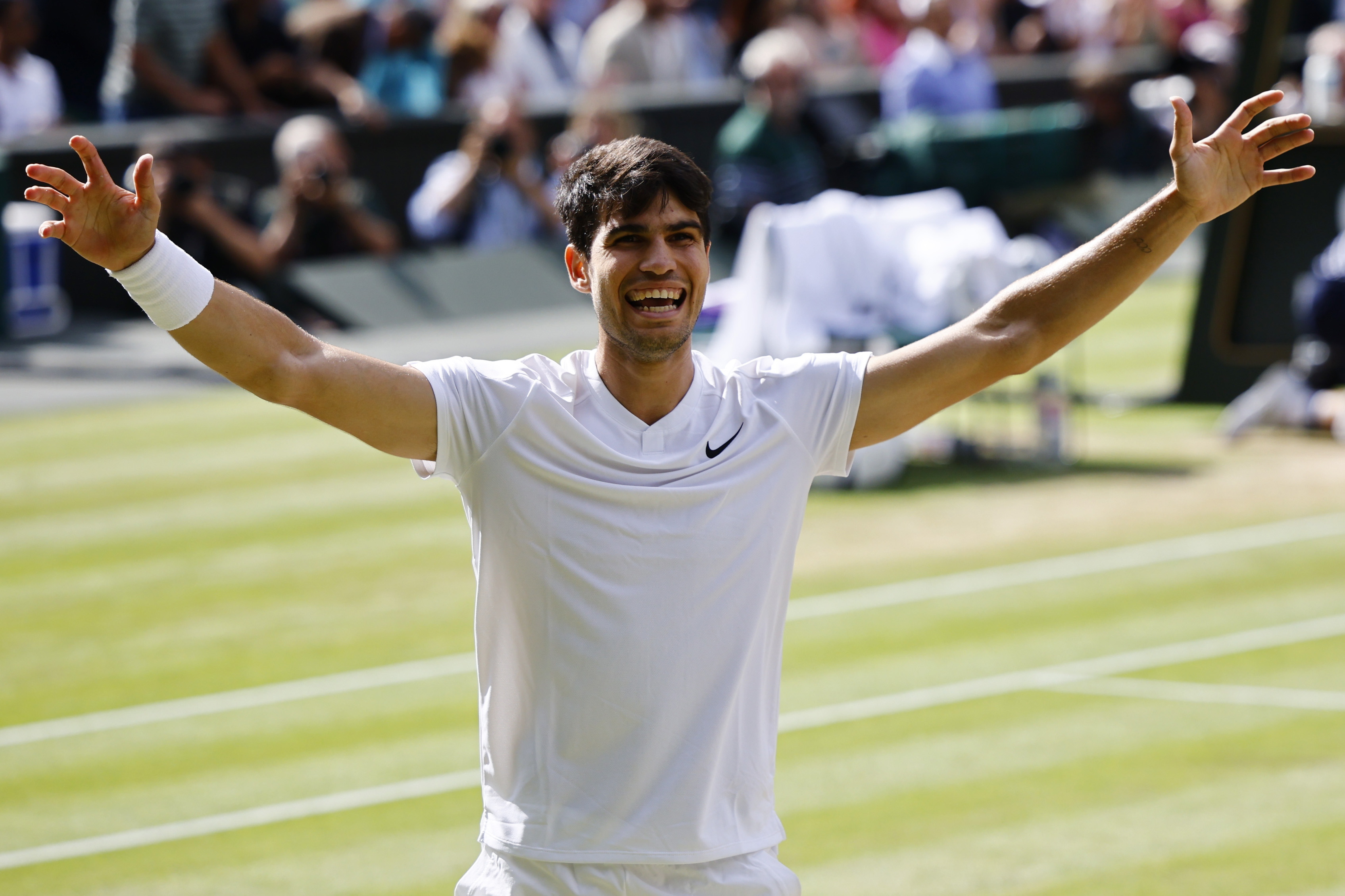 Alcaraz completely outplayed Djokovic to defend his Wimbledon title