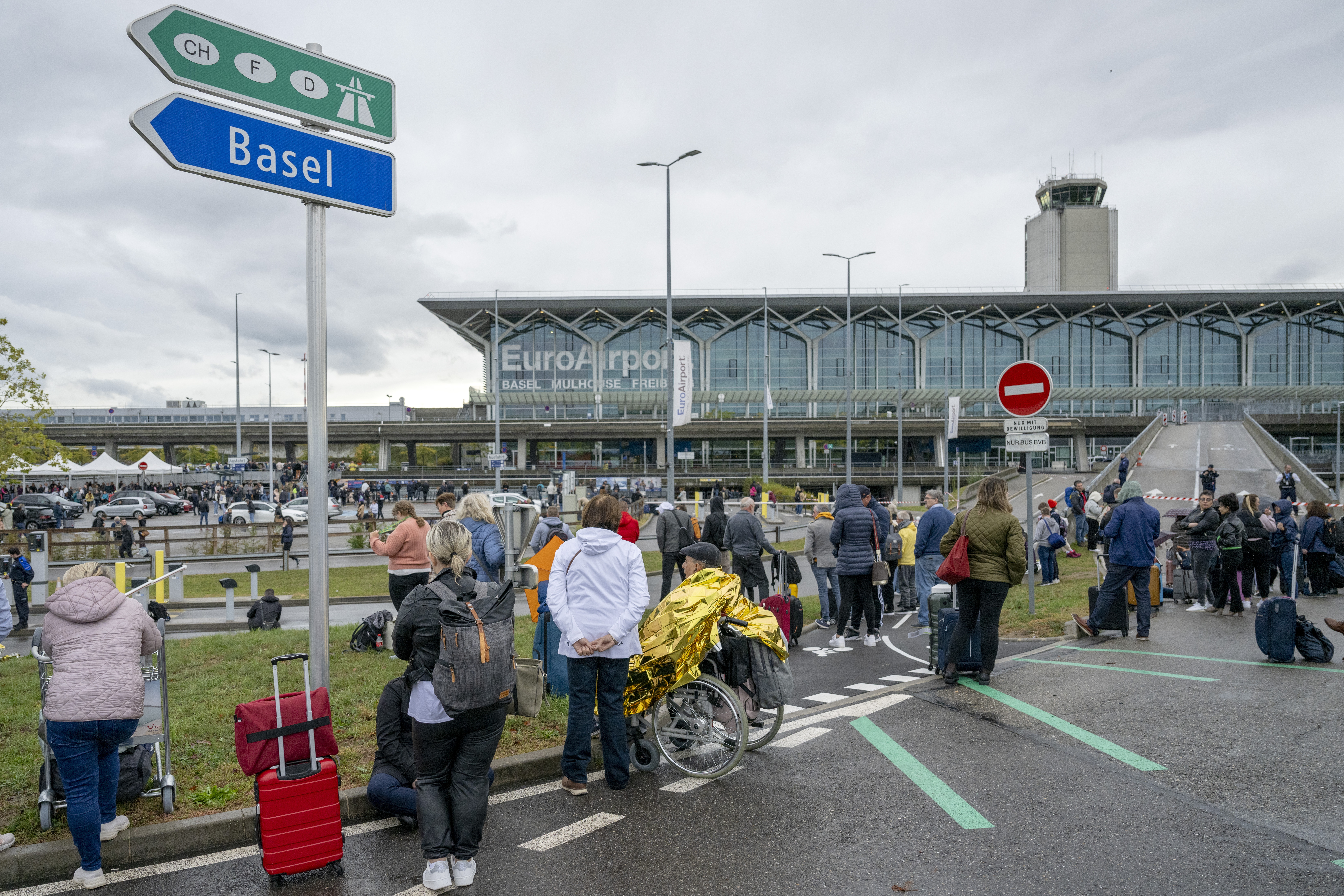 The Franco-Swiss airport was evacuated after a bomb threat