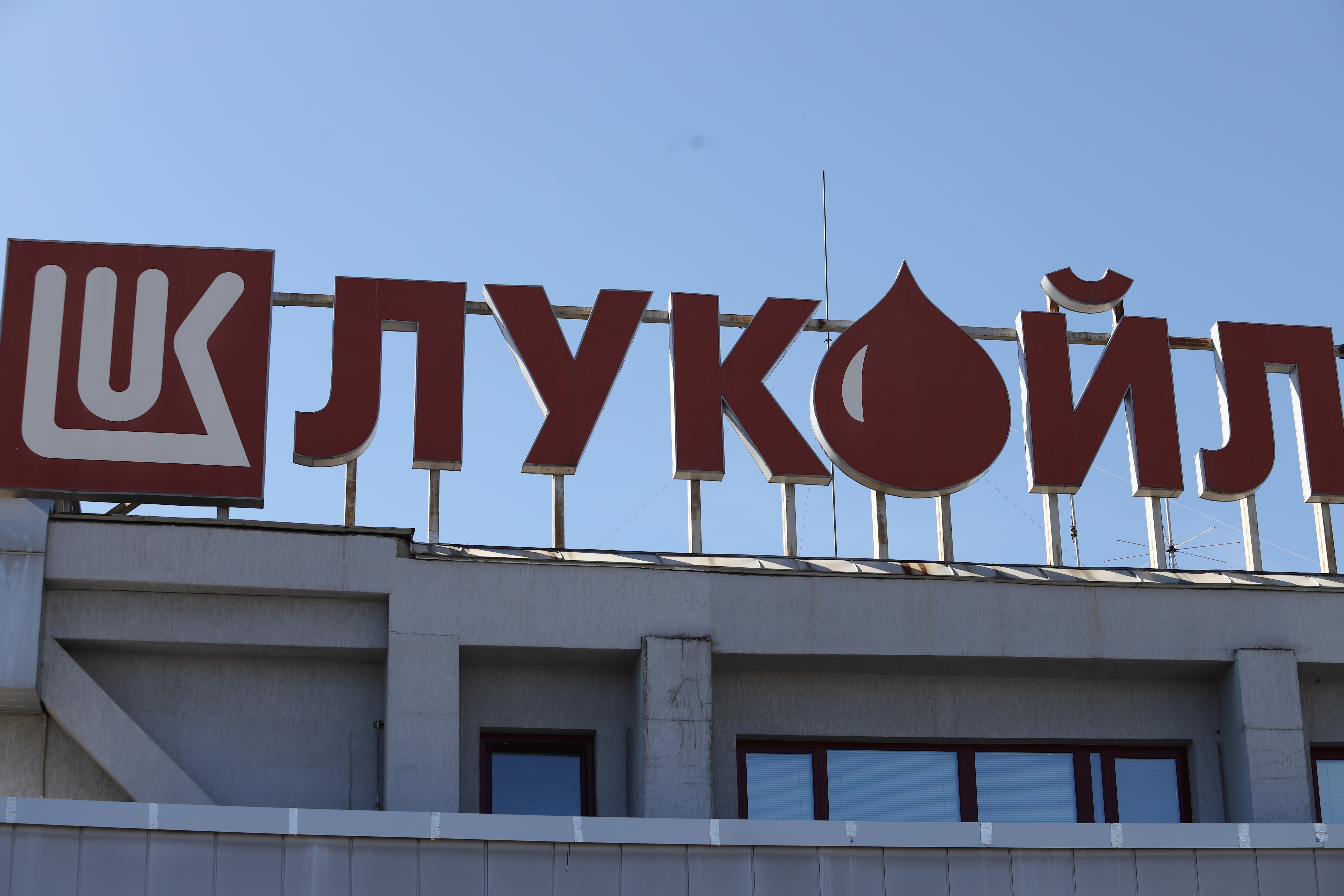 Mysterious Greek businessman with an offshore company in the Virgin Islands wants to buy Lukoil Neftohim in Bulgaria