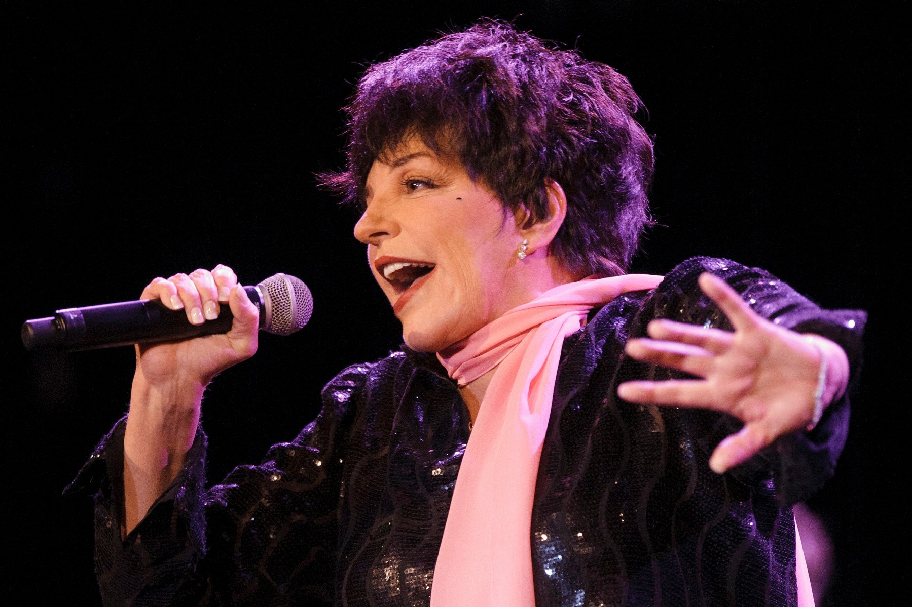 Liza Minnelli is writing a memoir