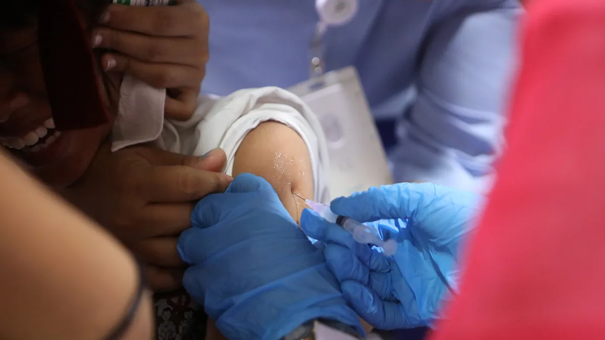 France donates 100,000 smallpox vaccines