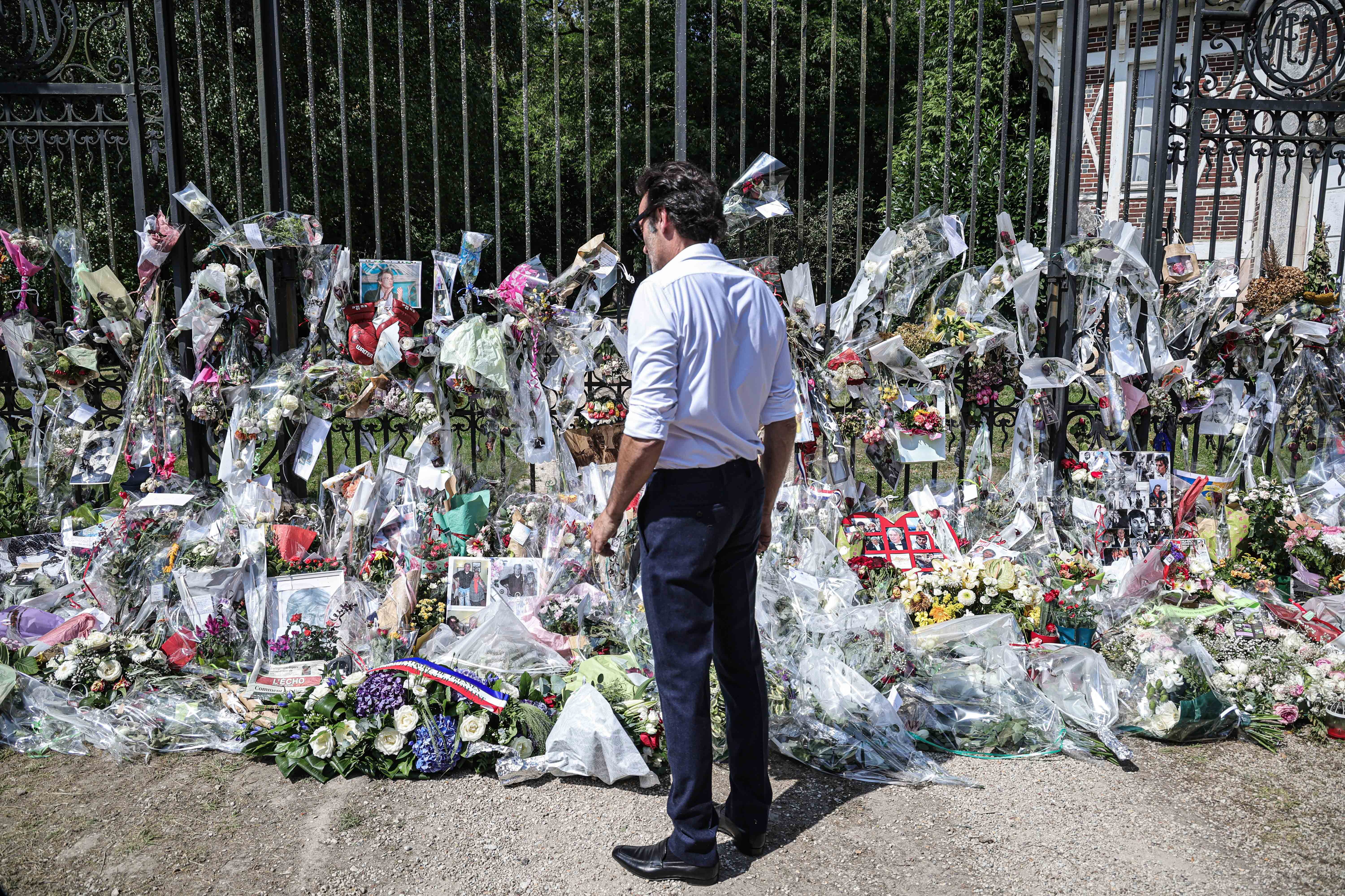 Alain Delon was buried in his mansion in Duchy in the presence of his closest relatives