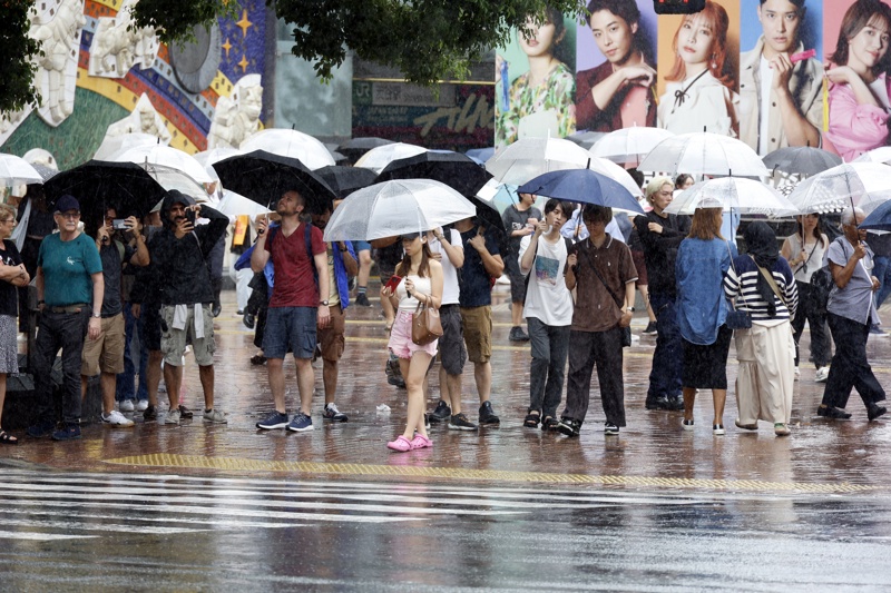 Weakening storm Shanshan continues to disrupt transport in Japan