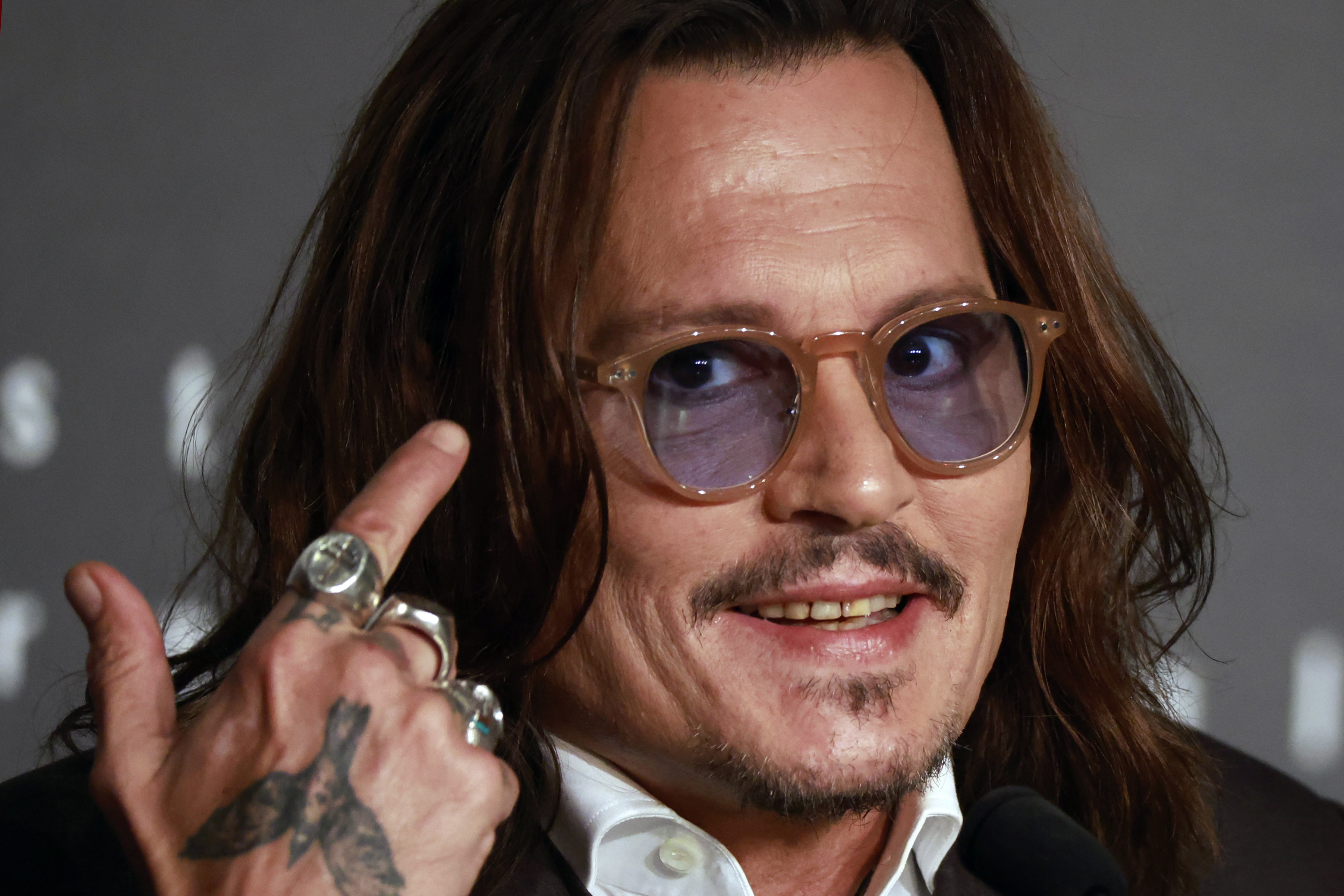 Johnny Depp got rid of his "pirate" teeth