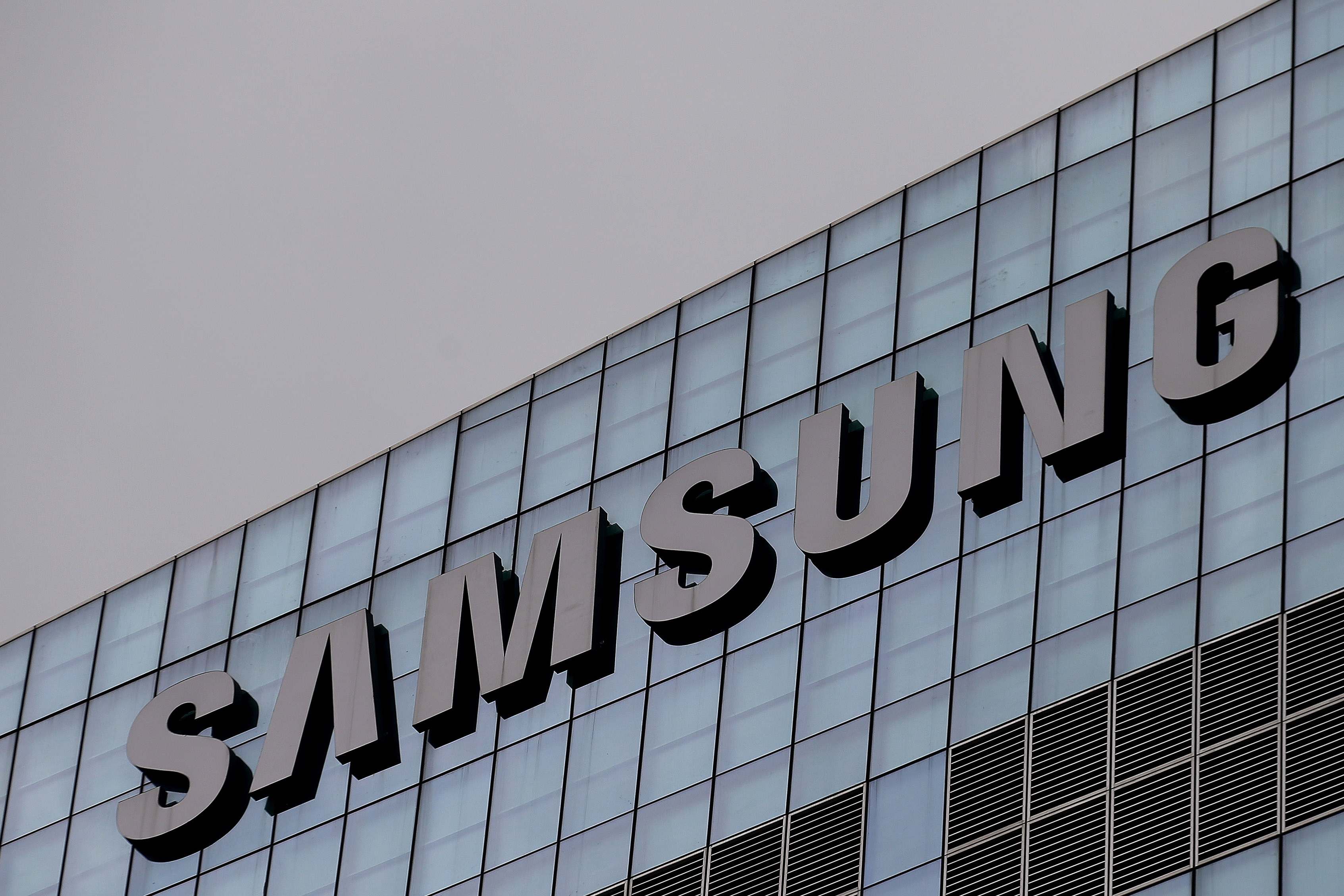 Samsung plans to cut 30% of its staff overseas