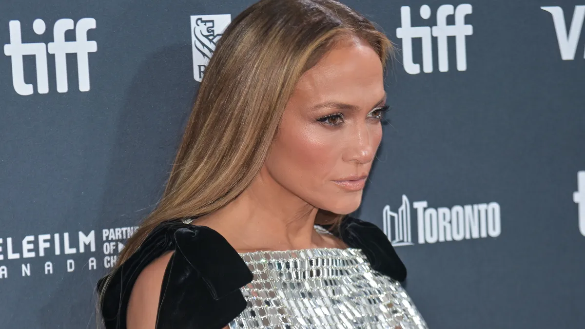 Jennifer Lopez had eye surgery