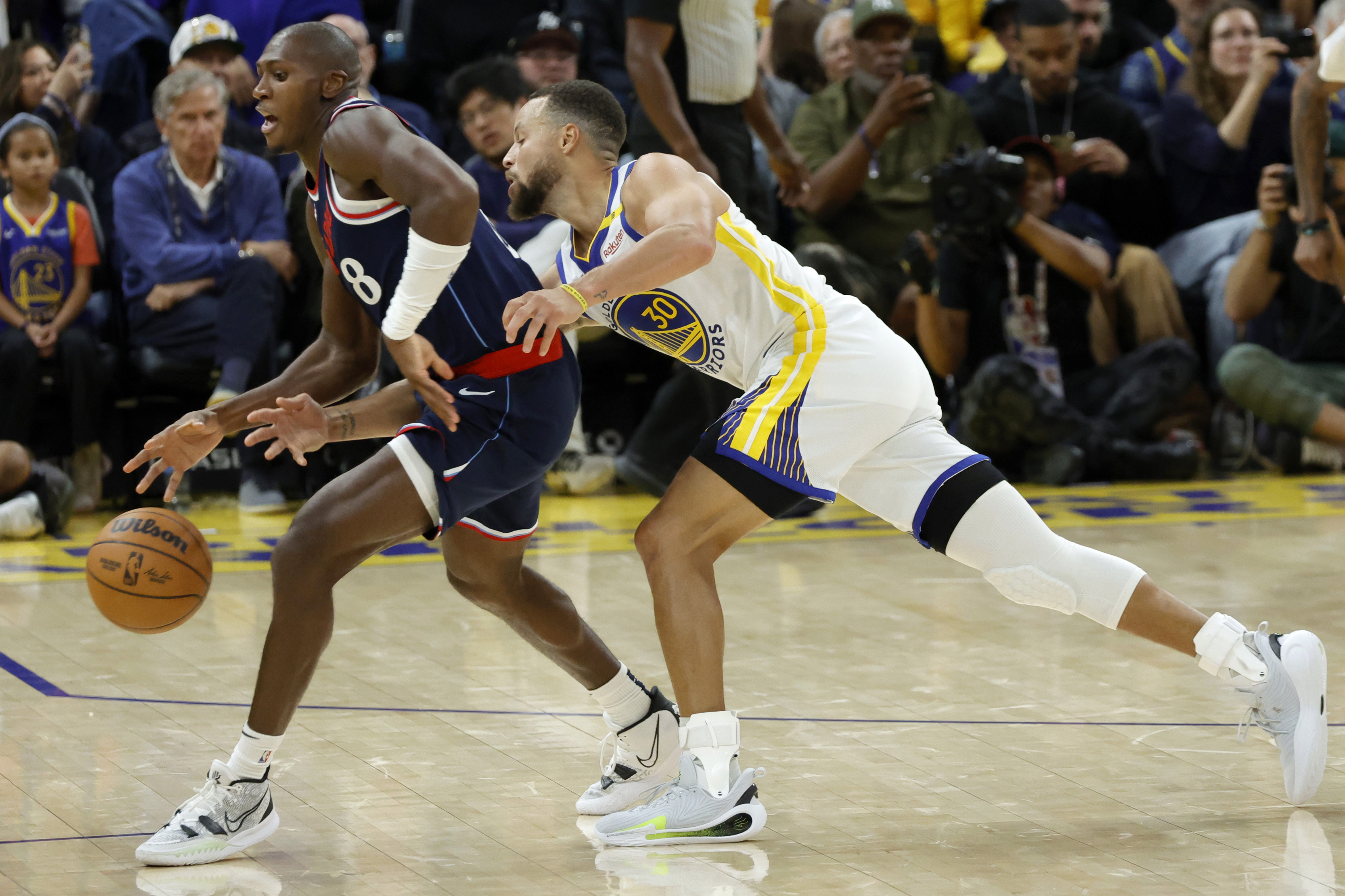 Clippers beat Warriors, Curry leaves with ankle injury