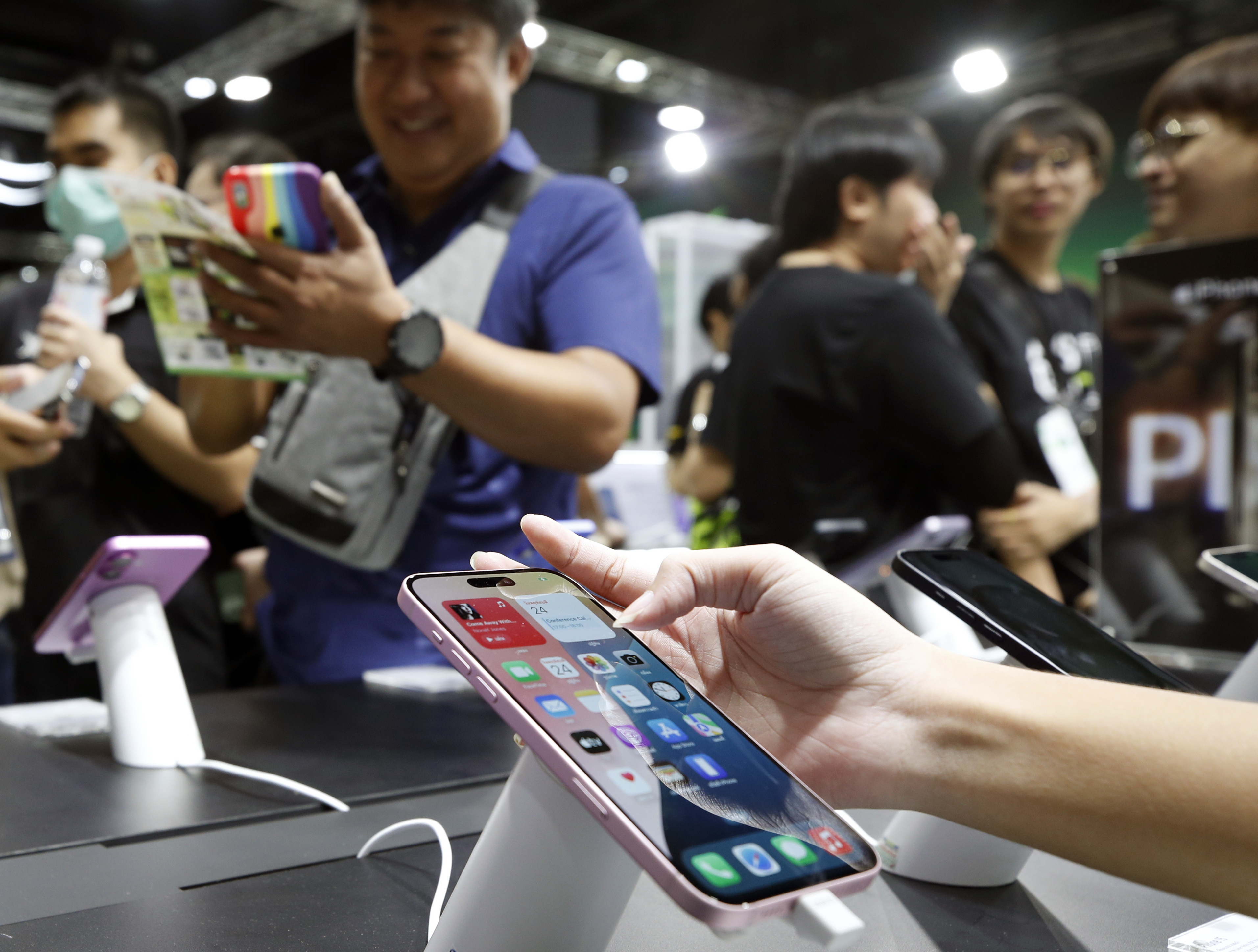 Apple beats forecasts thanks to iPhone sales