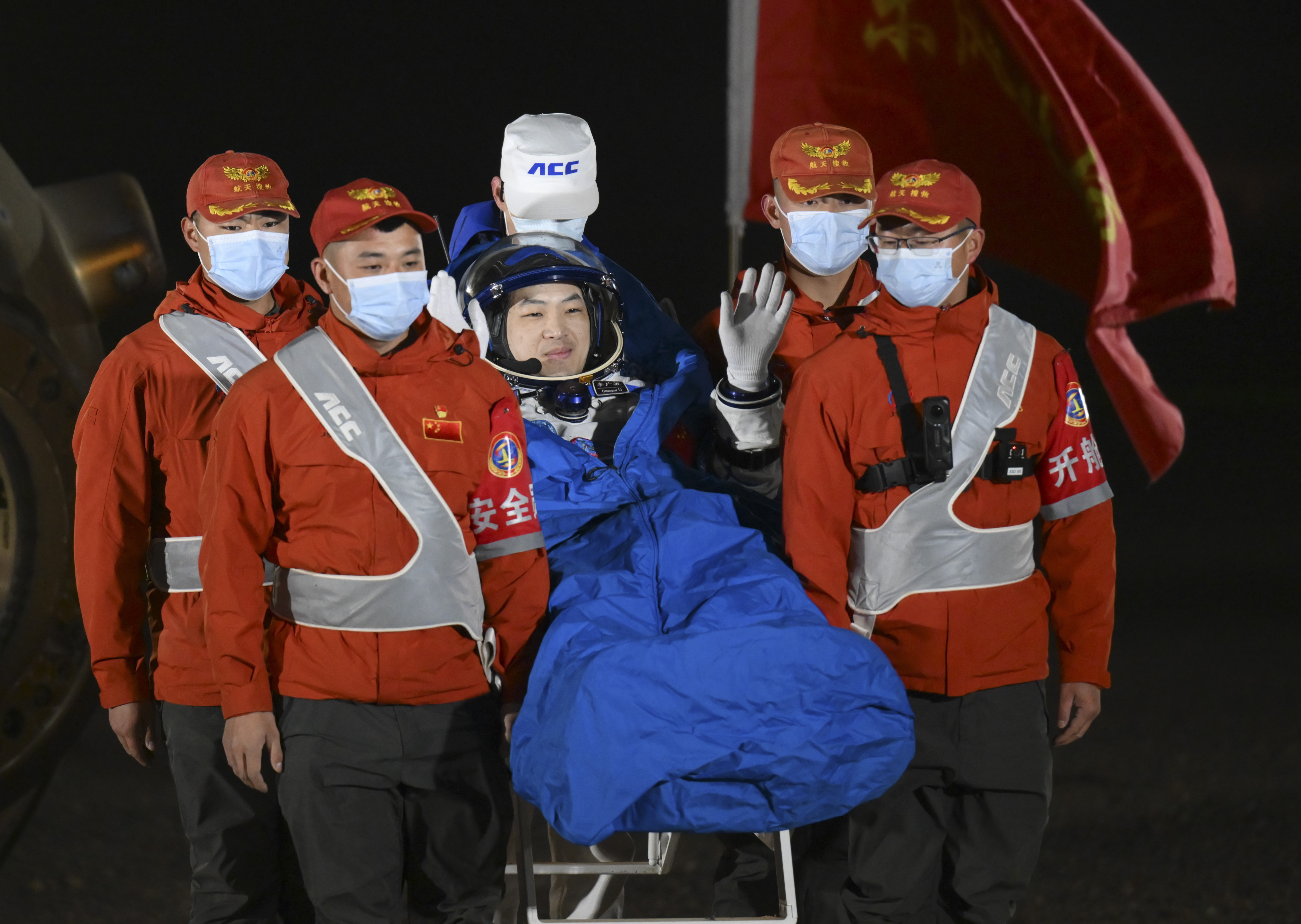 A Chinese space crew has returned to Earth