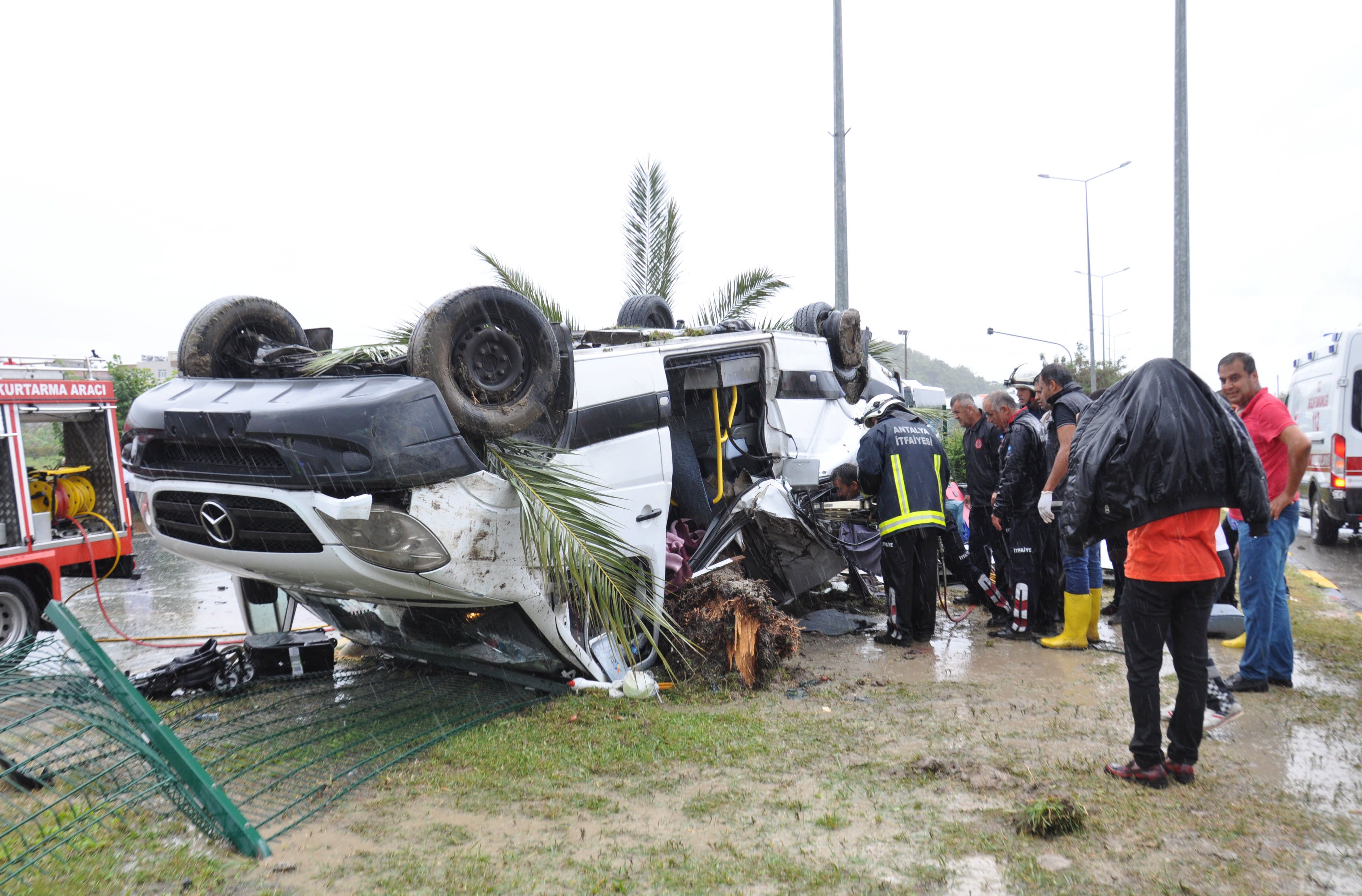 21 people injured in van crash in Ankara