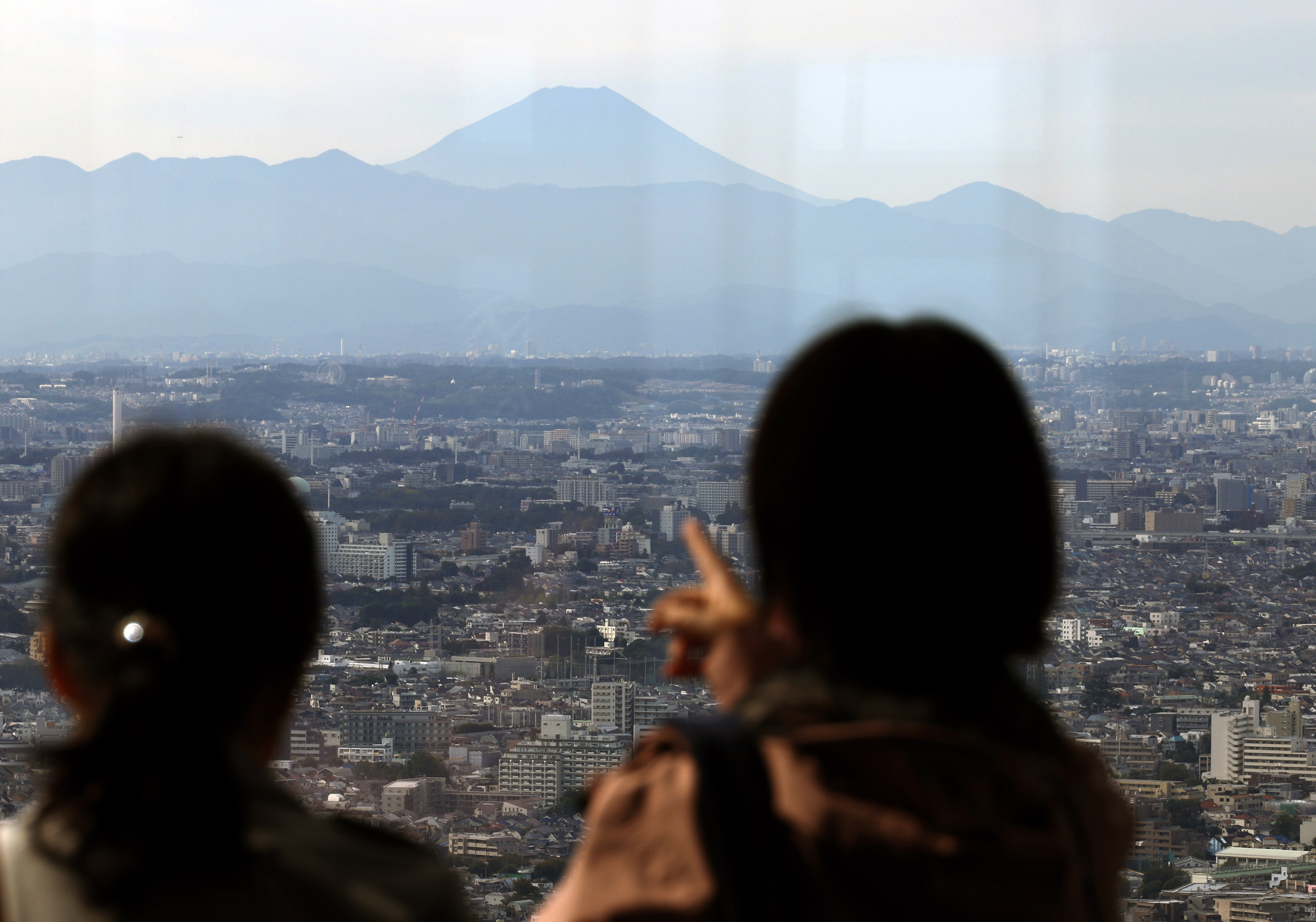 Snow seen on Mount Fuji after record absence