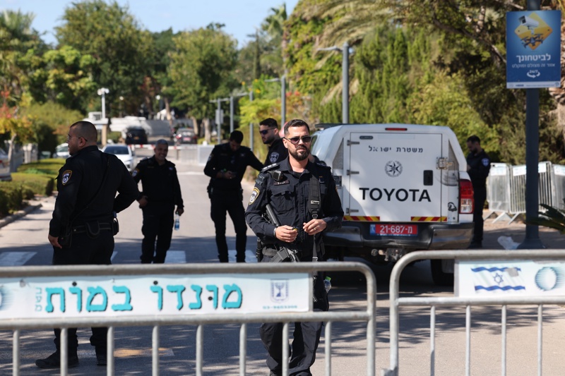 3 arrested after firing flares at Netanyahu's home