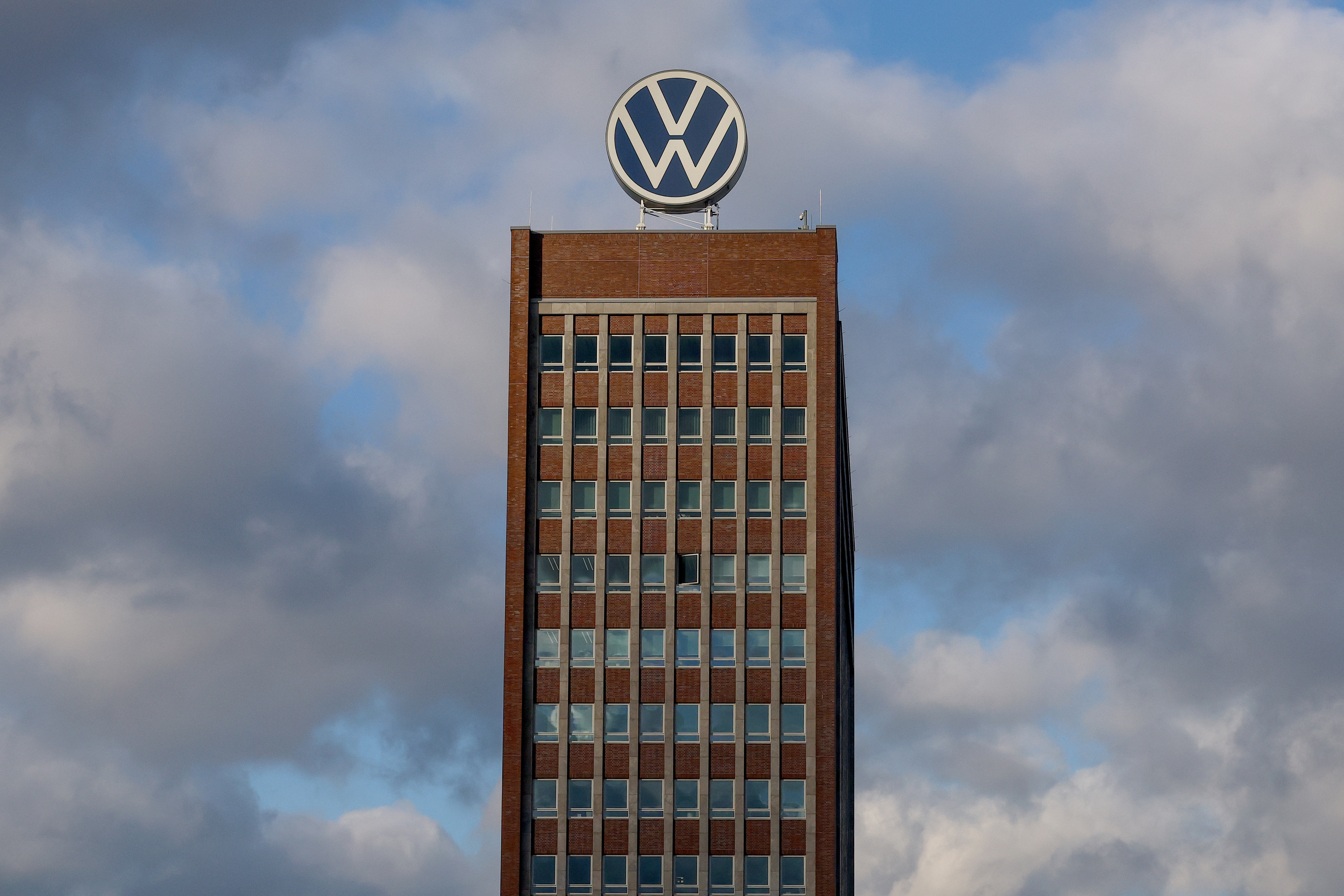 Scholz hits back at Volkswagen strategy