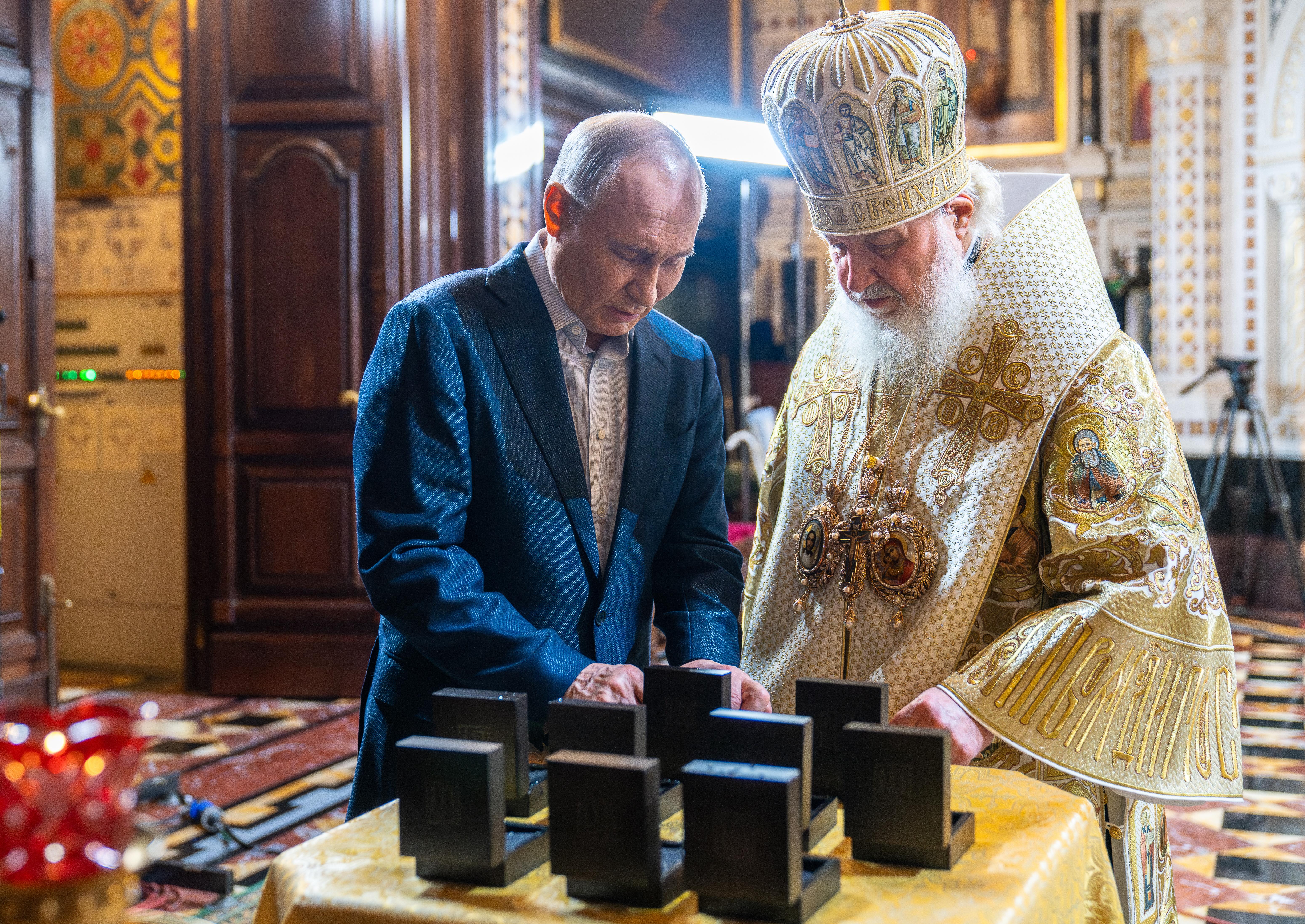 Putin sends icons and crosses with his initials to soldiers in Ukraine