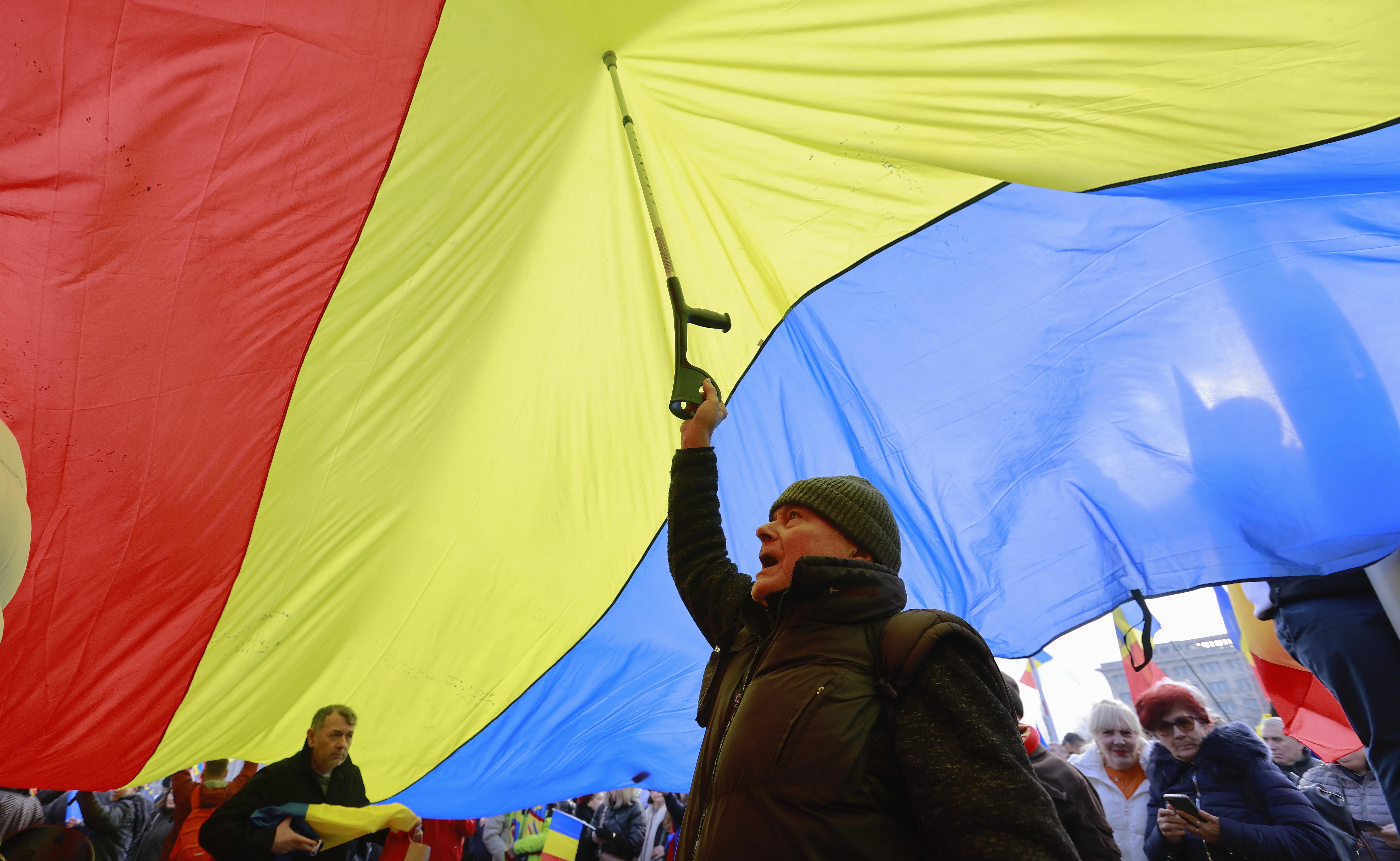 Thousands protest in Romania against the cancellation of the presidential vote