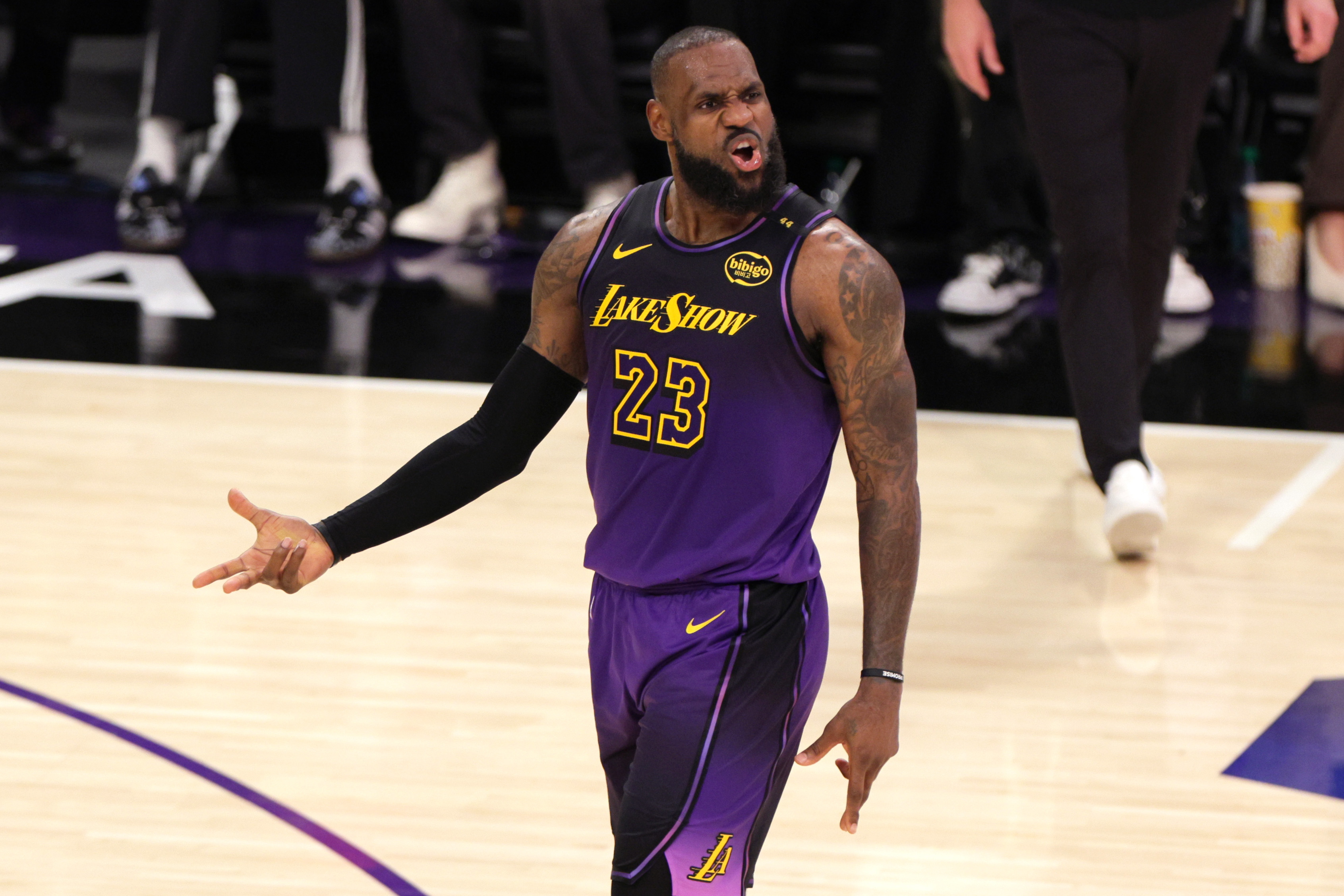 LeBron creates more history as Lakers cruise past Washington