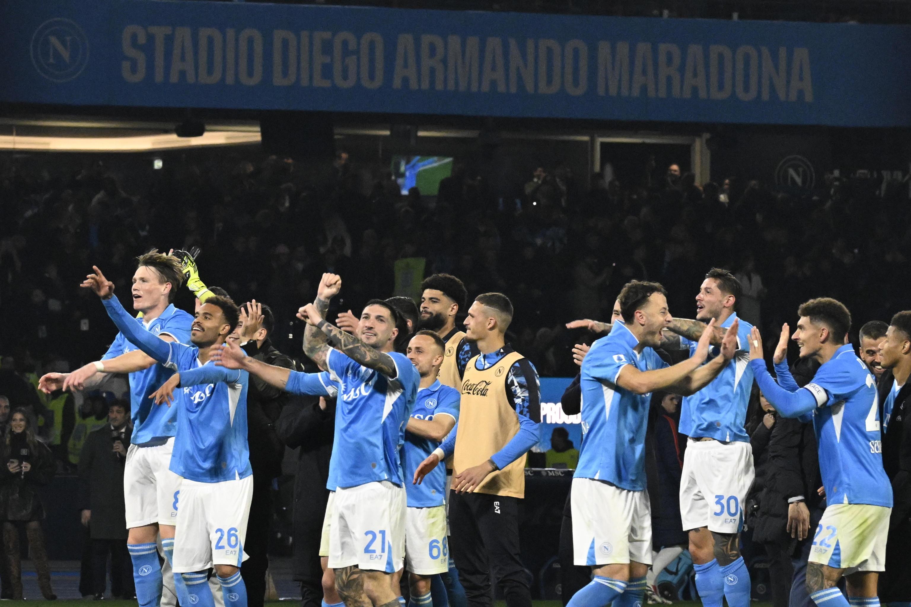 Napoli inflict first defeat on Juventus this season and open up a lead over Inter