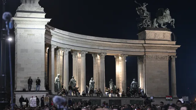 Thousands at far-right rally in Budapest as anti-fascists march