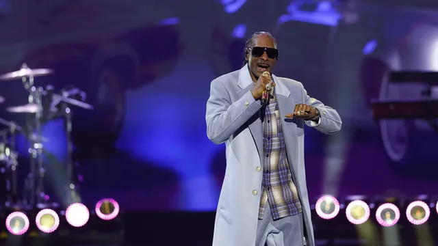 Snoop Dogg, Justin Bieber and Steve Carell at a charity hockey event for the Los Angeles wildfires