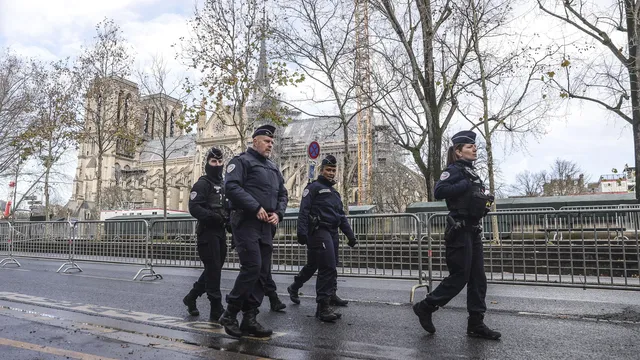 Man attacks group of police officers with knives in Paris area