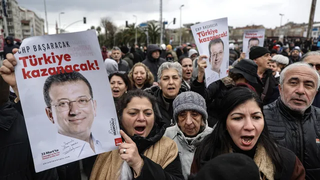 Police use rubber bullets and tear gas during protest outside Istanbul City Hall